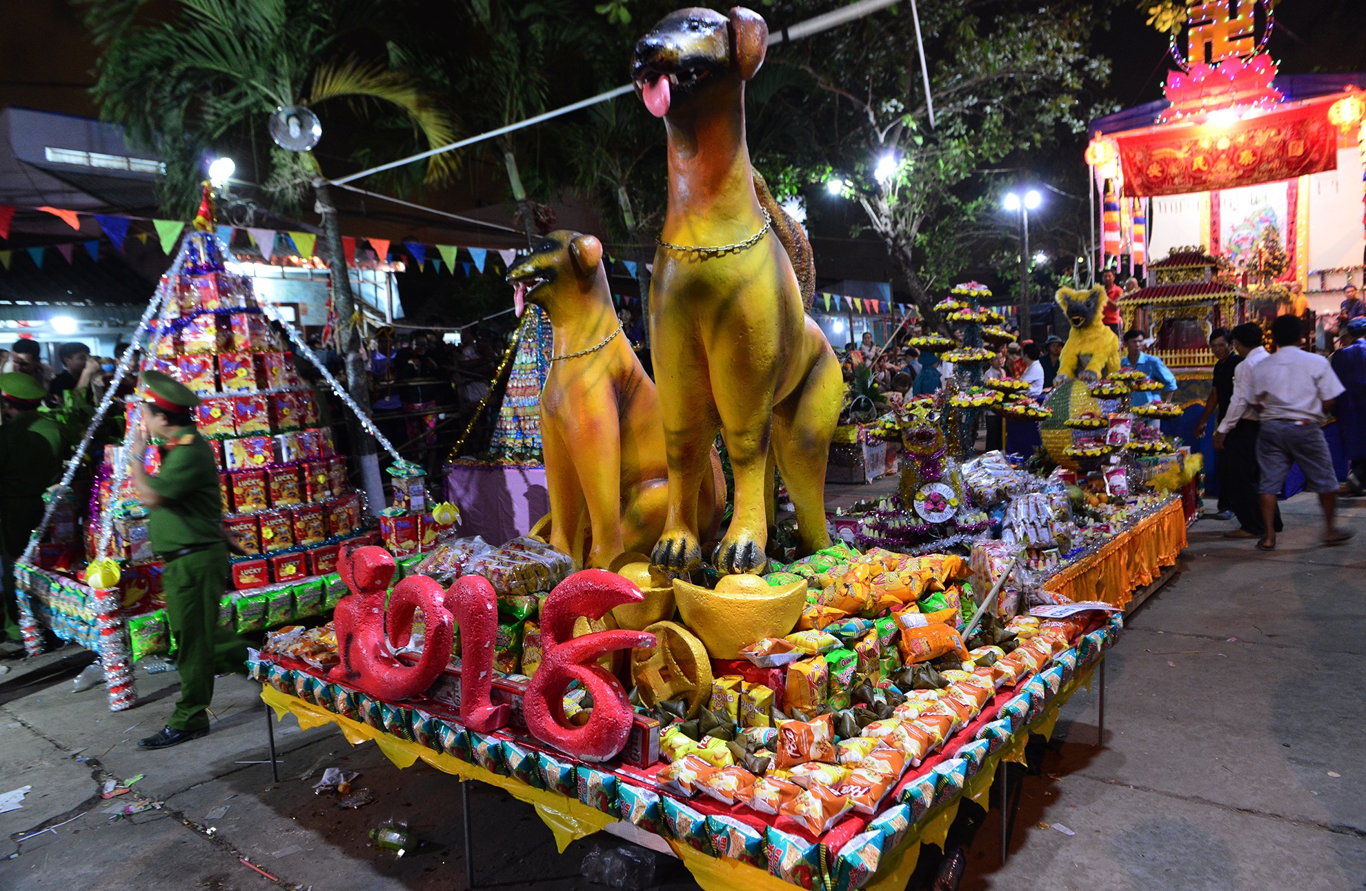 tranh do cung giua dem o mien Tay anh 1