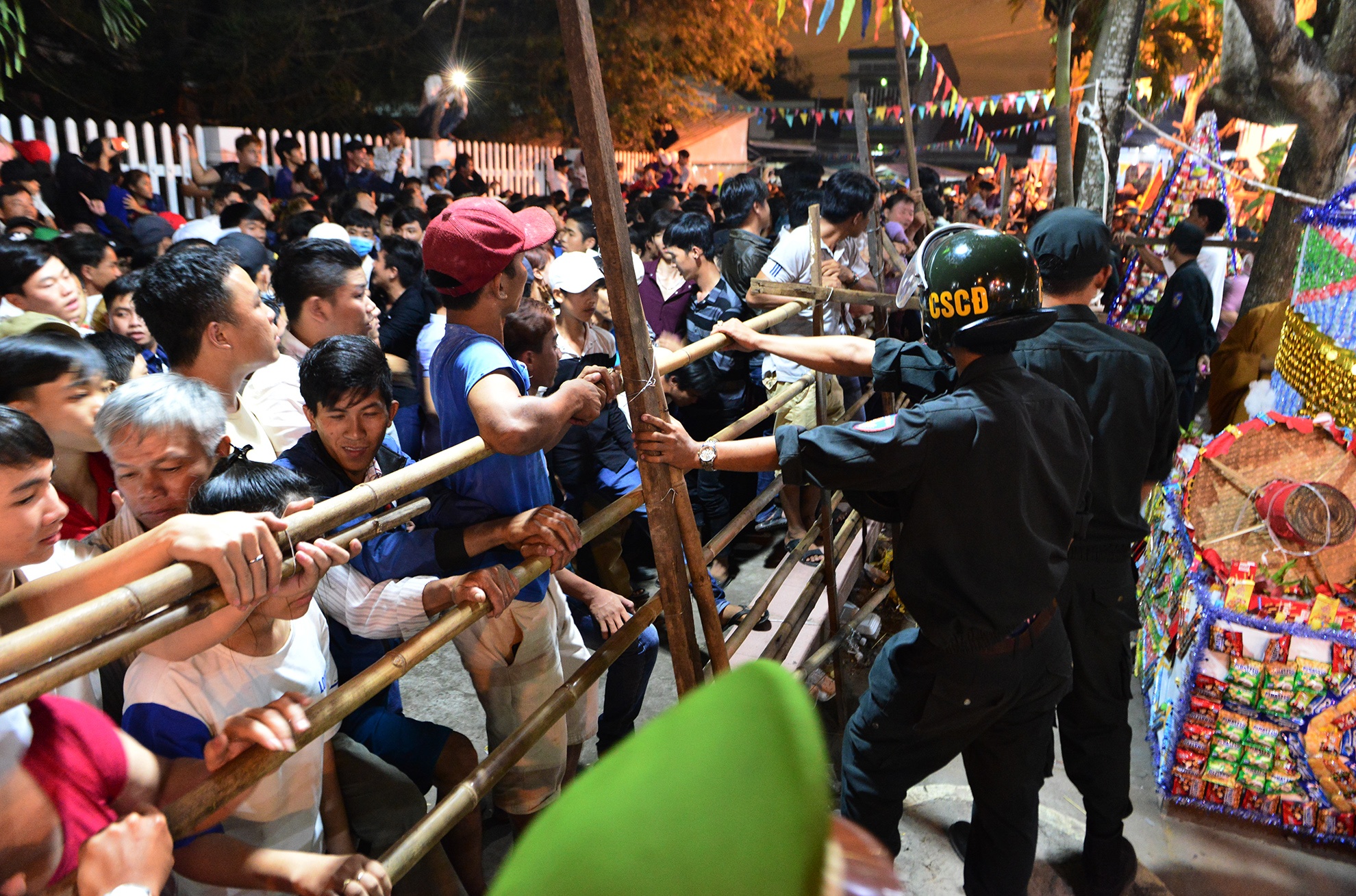 tranh do cung giua dem o mien Tay anh 3