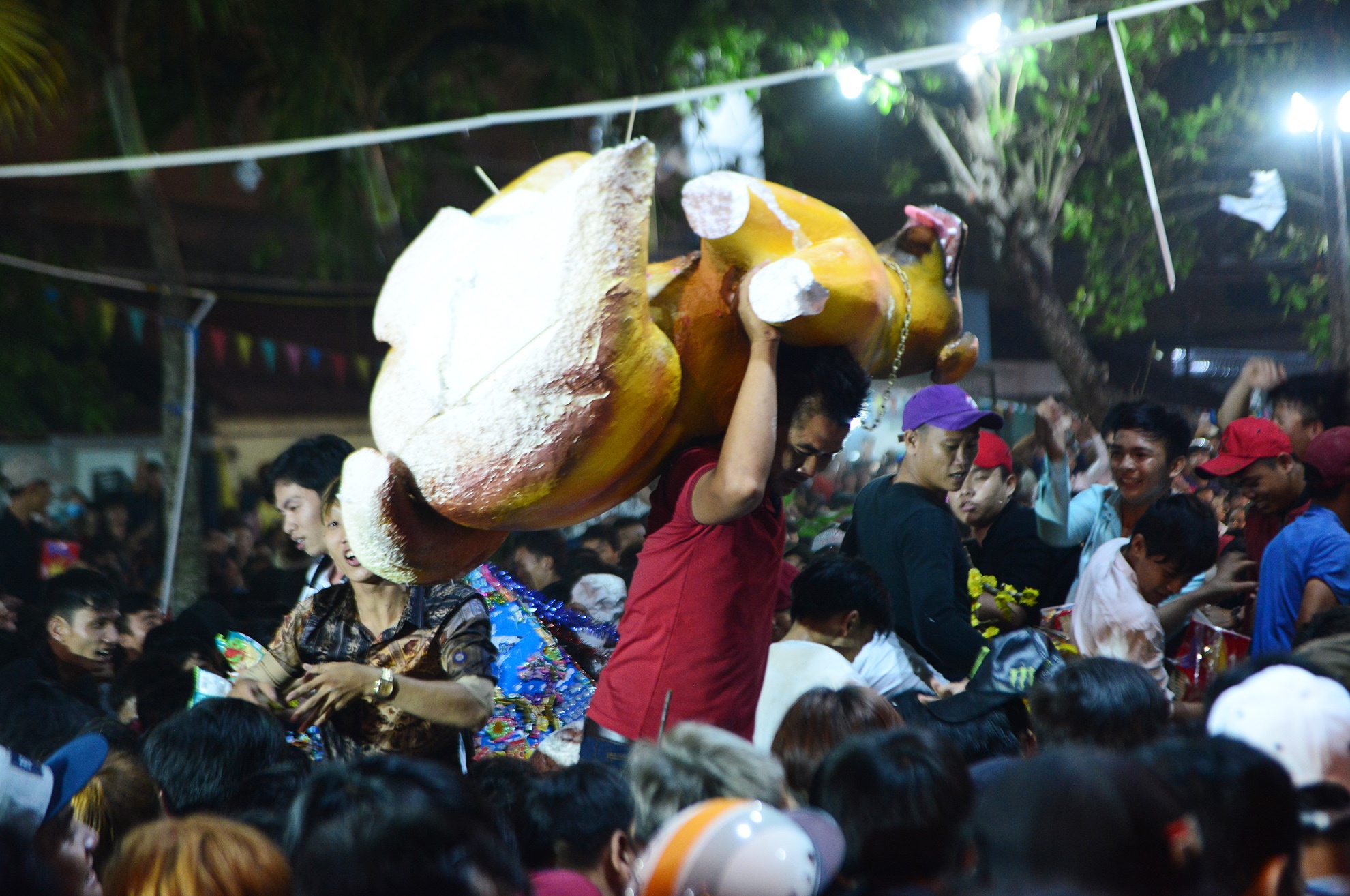 tranh do cung giua dem o mien Tay anh 8