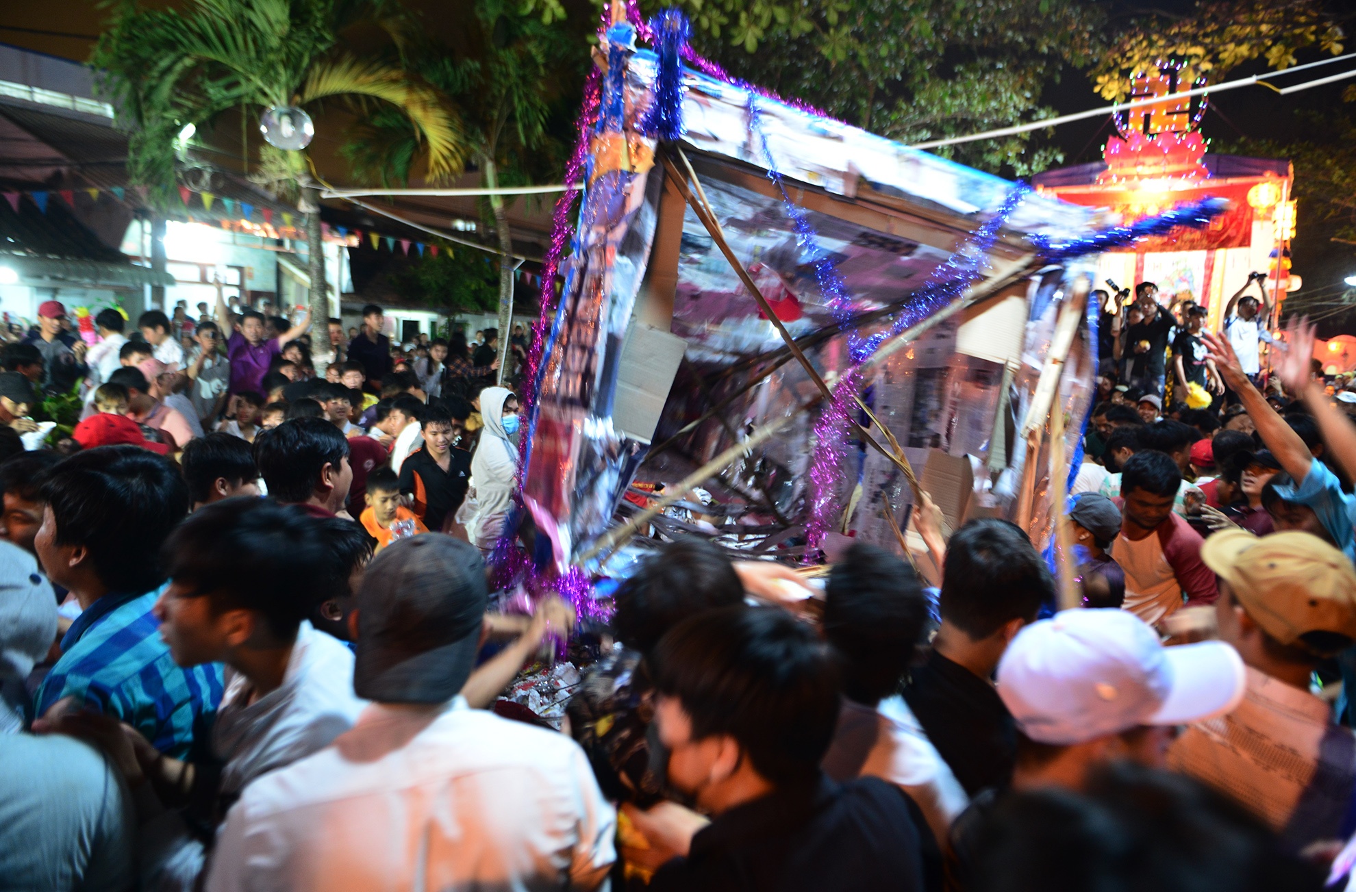 tranh do cung giua dem o mien Tay anh 9