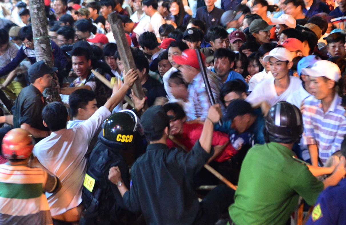 Hang nghin nguoi hon loan, gianh do cung cau may giua dem o mien Tay hinh anh