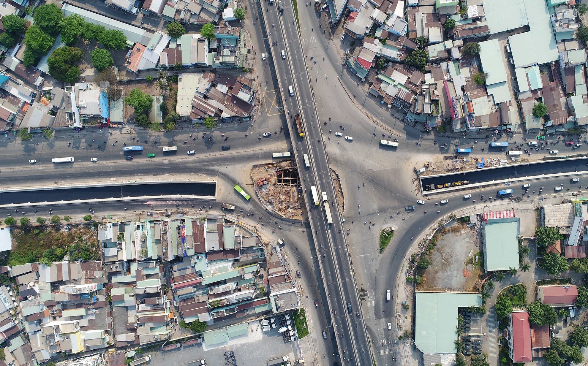 Ham chui 3 tang o cua ngo Sai Gon truoc ngay thong xe hinh anh