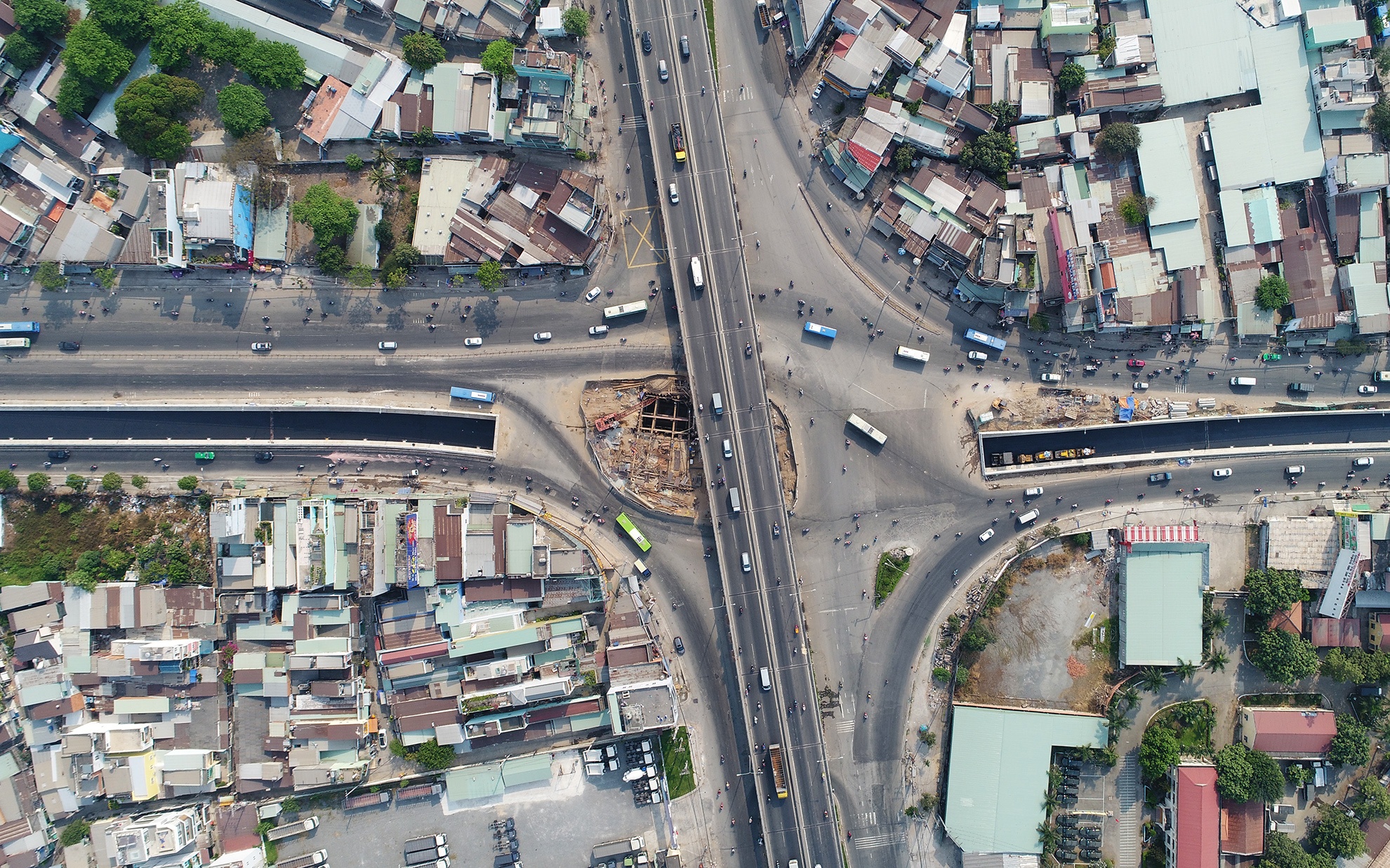 Ham chui nut giao thong 3 tang o Sai Gon truoc ngay thong xe hinh anh