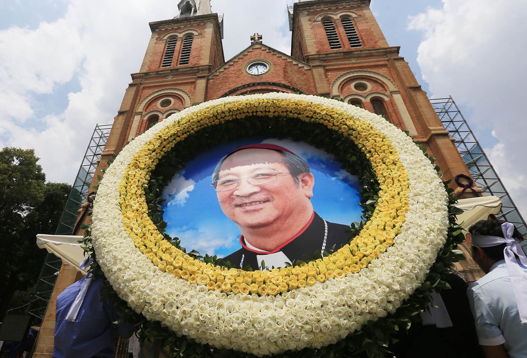 Le vieng trang nghiem Tong giam muc Bui Van Doc tai Sai Gon hinh anh