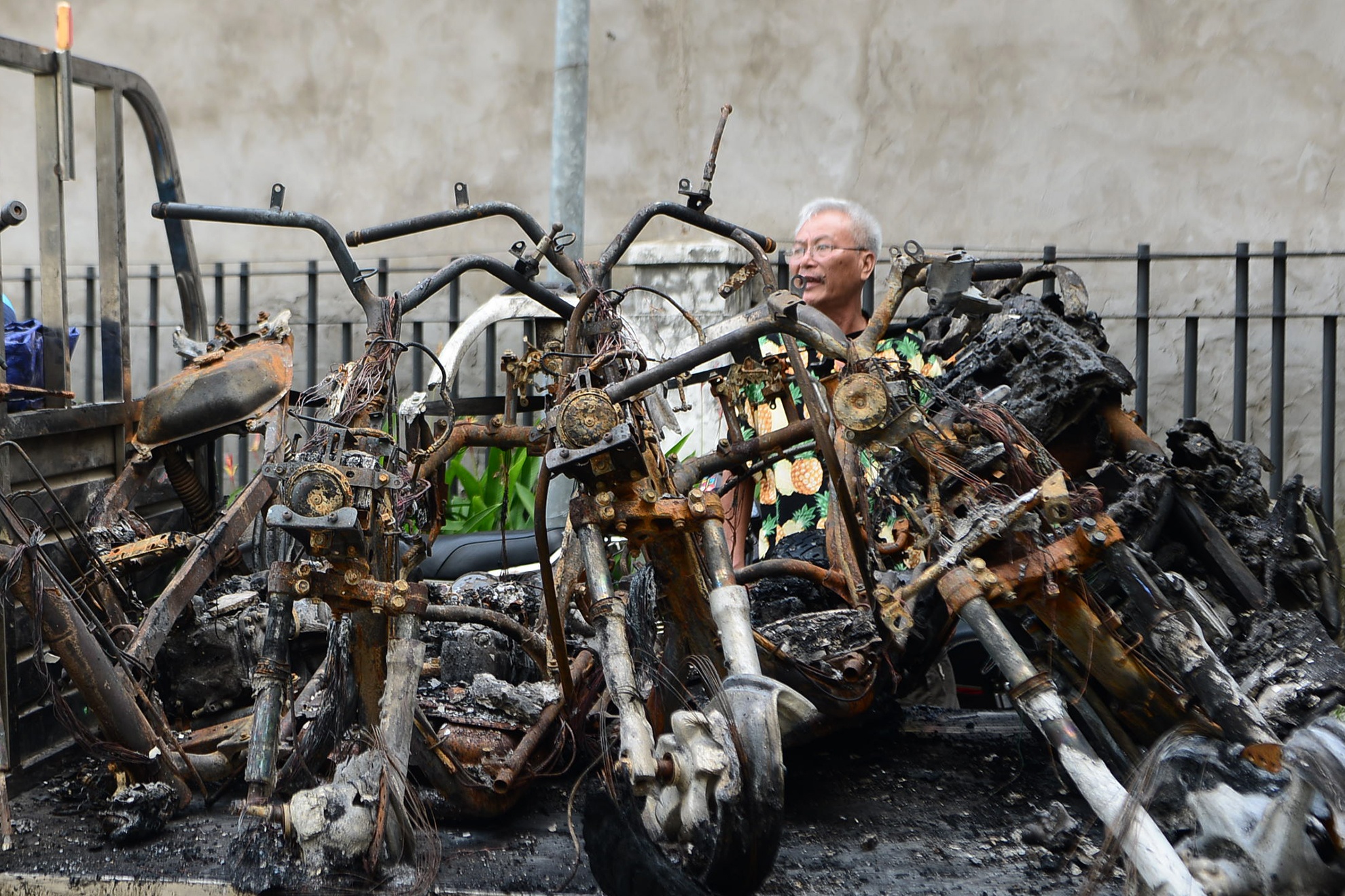 Hang tram xe may chat dong sau vu chay chung cu Carina Plaza hinh anh