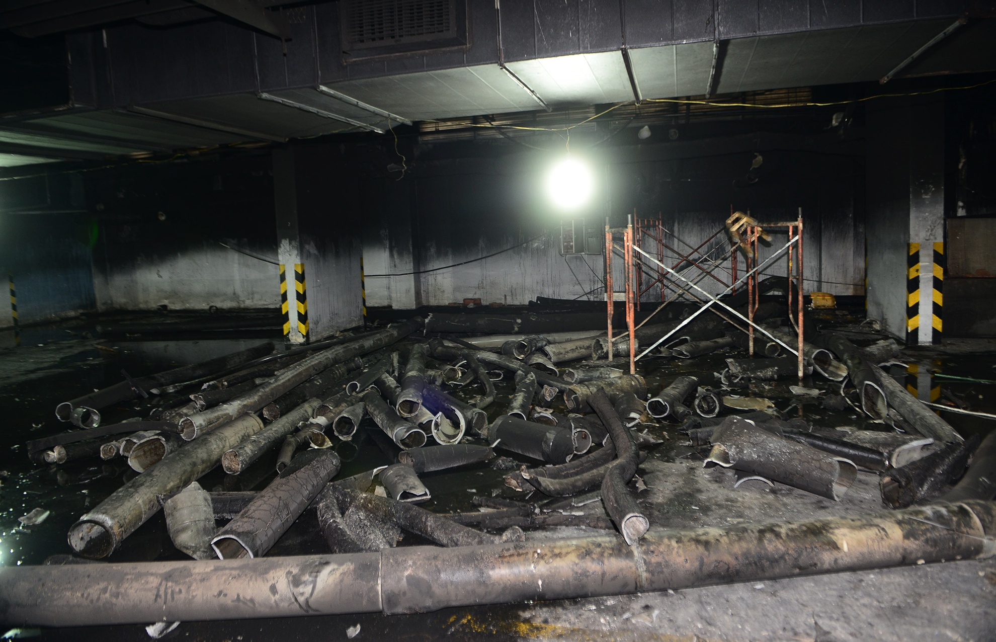 Canh tan hoang duoi ham chung cu Carina 8 ngay sau vu chay hinh anh