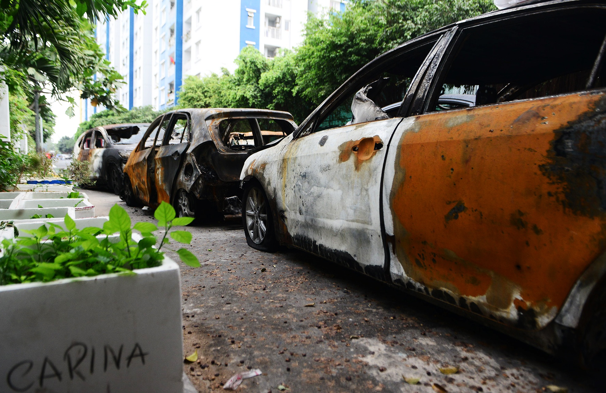 Chung cu Carina 8 ngay sau vu chay hinh anh