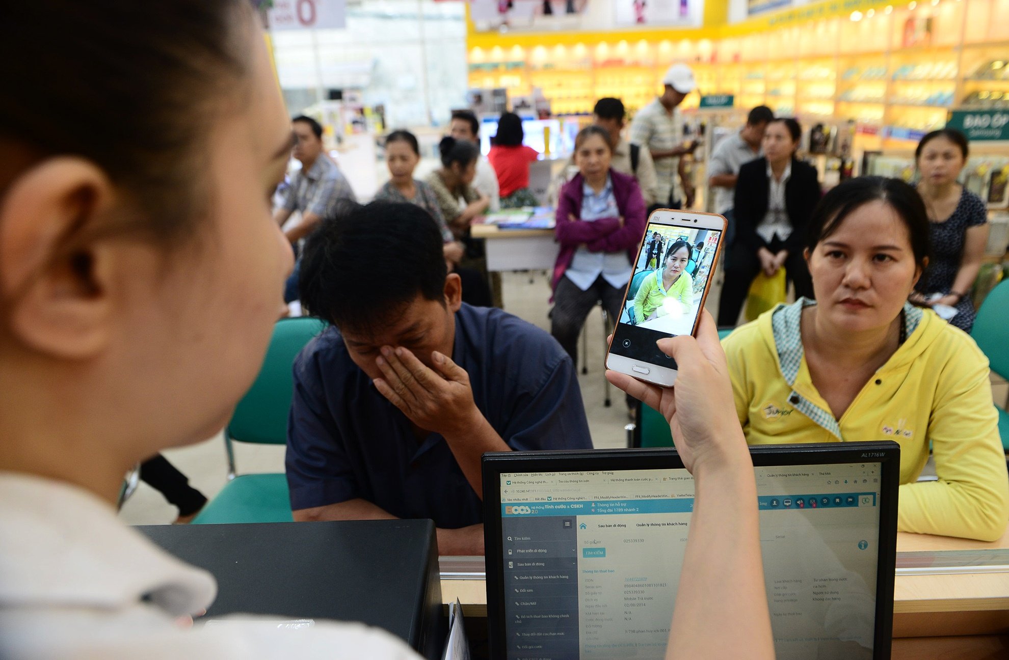 Nhieu nguoi dung SIM rac khong bi nha mang yeu cau nop hinh chan dung hinh anh