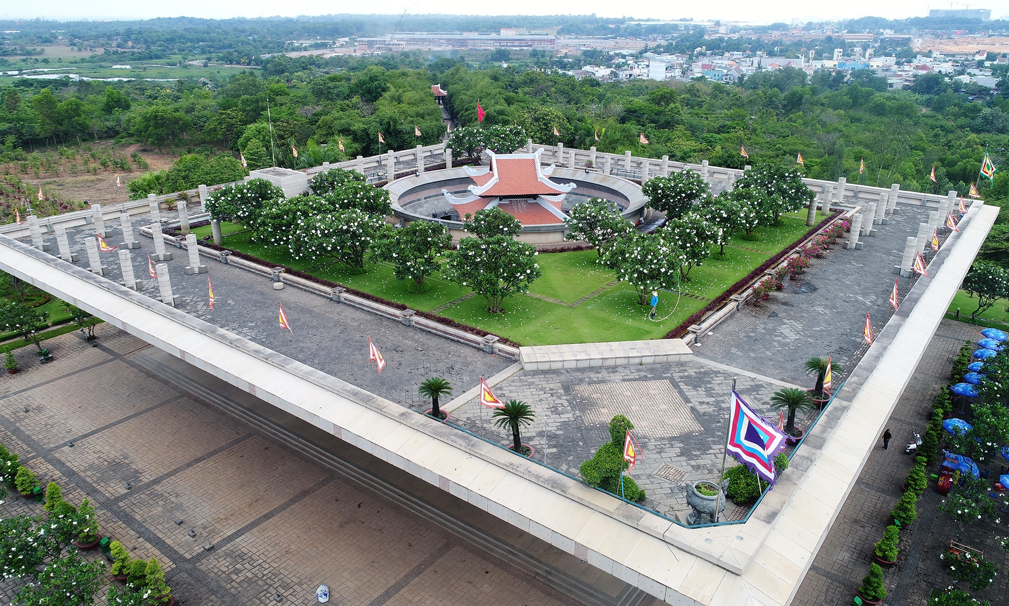 Den tuong niem cac Vua Hung o TP.HCM nhin tu tren cao hinh anh