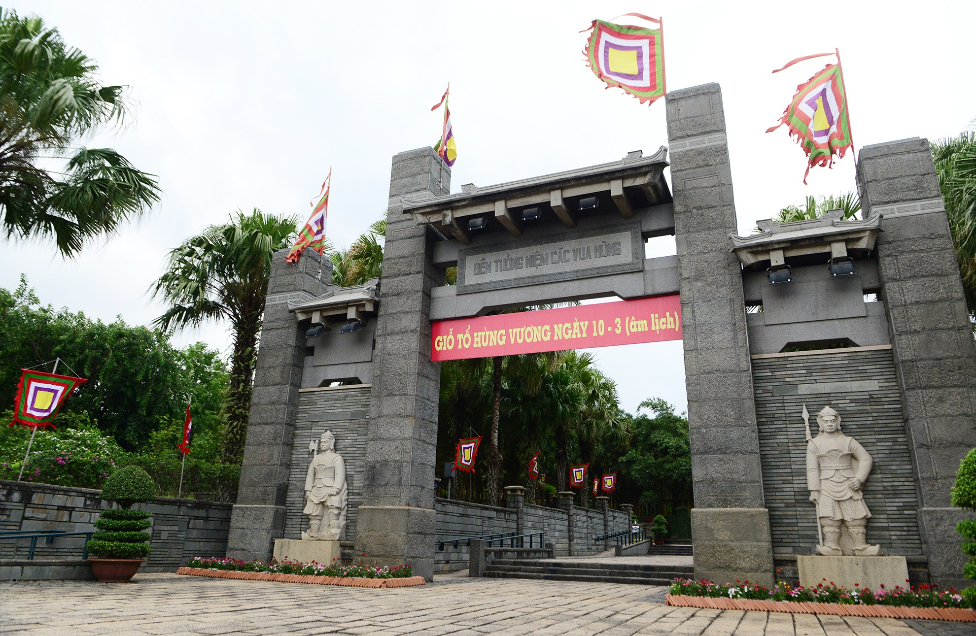 Den tuong niem cac Vua Hung o TP.HCM anh 4