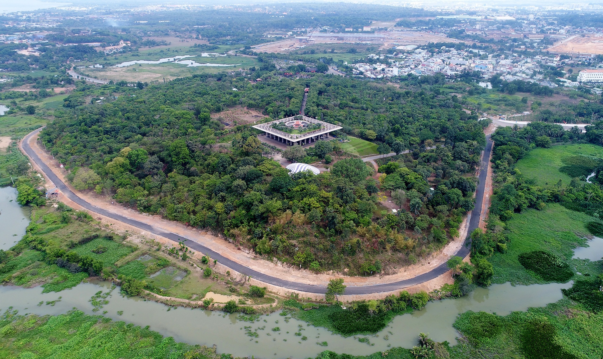 Den tuong niem cac Vua Hung o TP.HCM anh 1