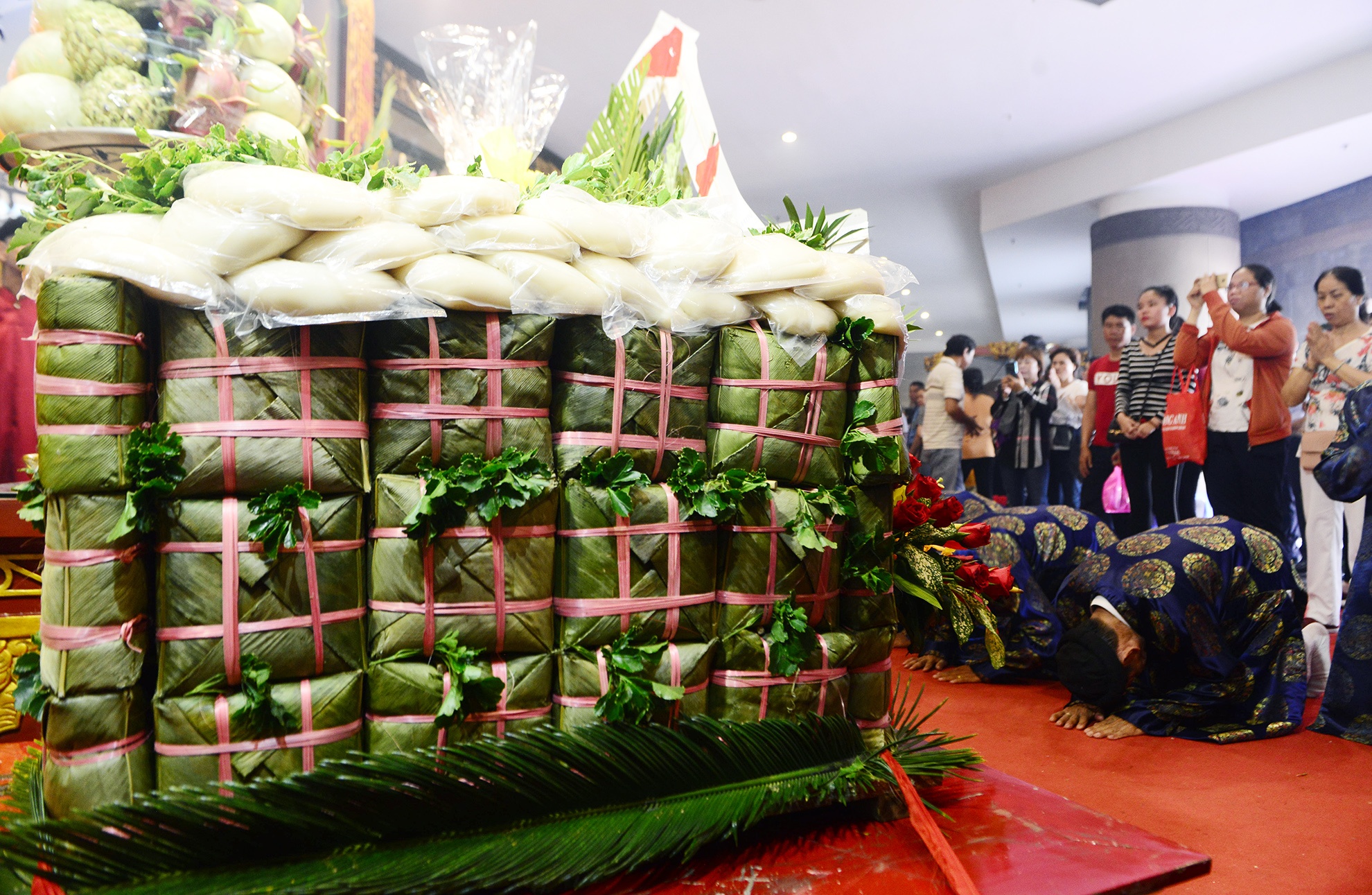 Nguoi dan Sai Gon dang le vua Hung ngay gio To hinh anh