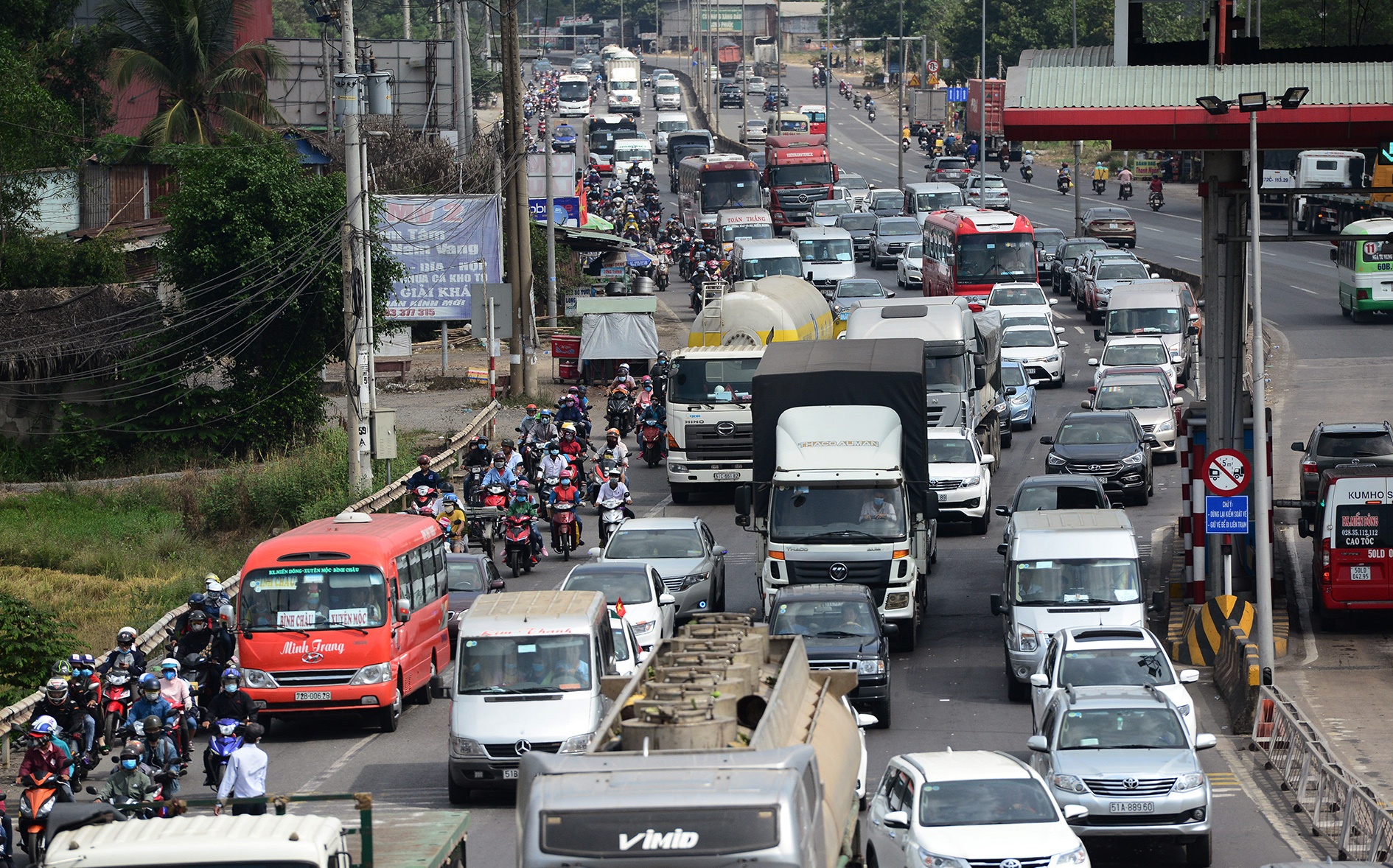 Tram thu phi xa cua vi nguoi dan un un di nghi le hinh anh
