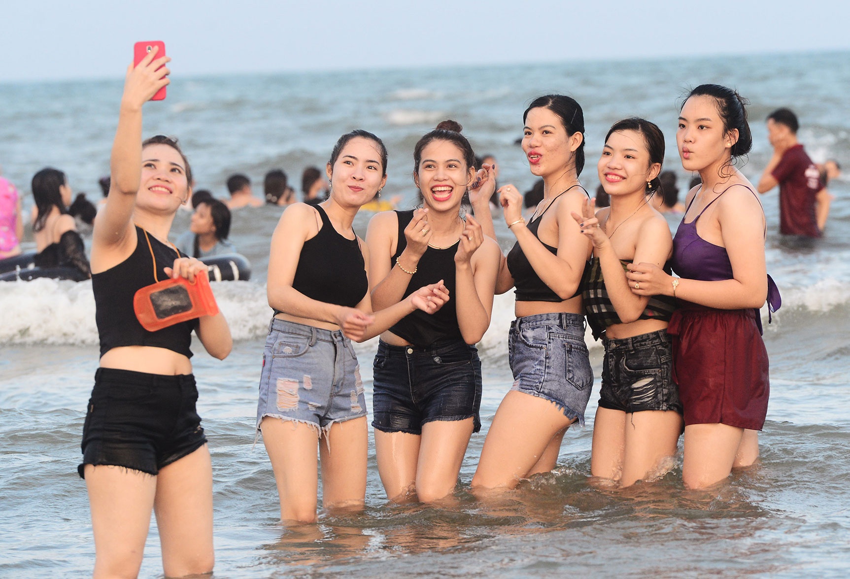 Hang nghin nguoi no dua o bien Vung Tau khi nhiet do gan 40 do C hinh anh