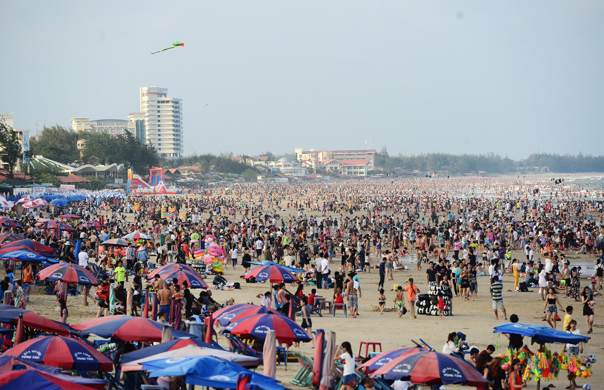 Canh dong nghit nguoi tron nong o bien Vung Tau dip 30/4 hinh anh