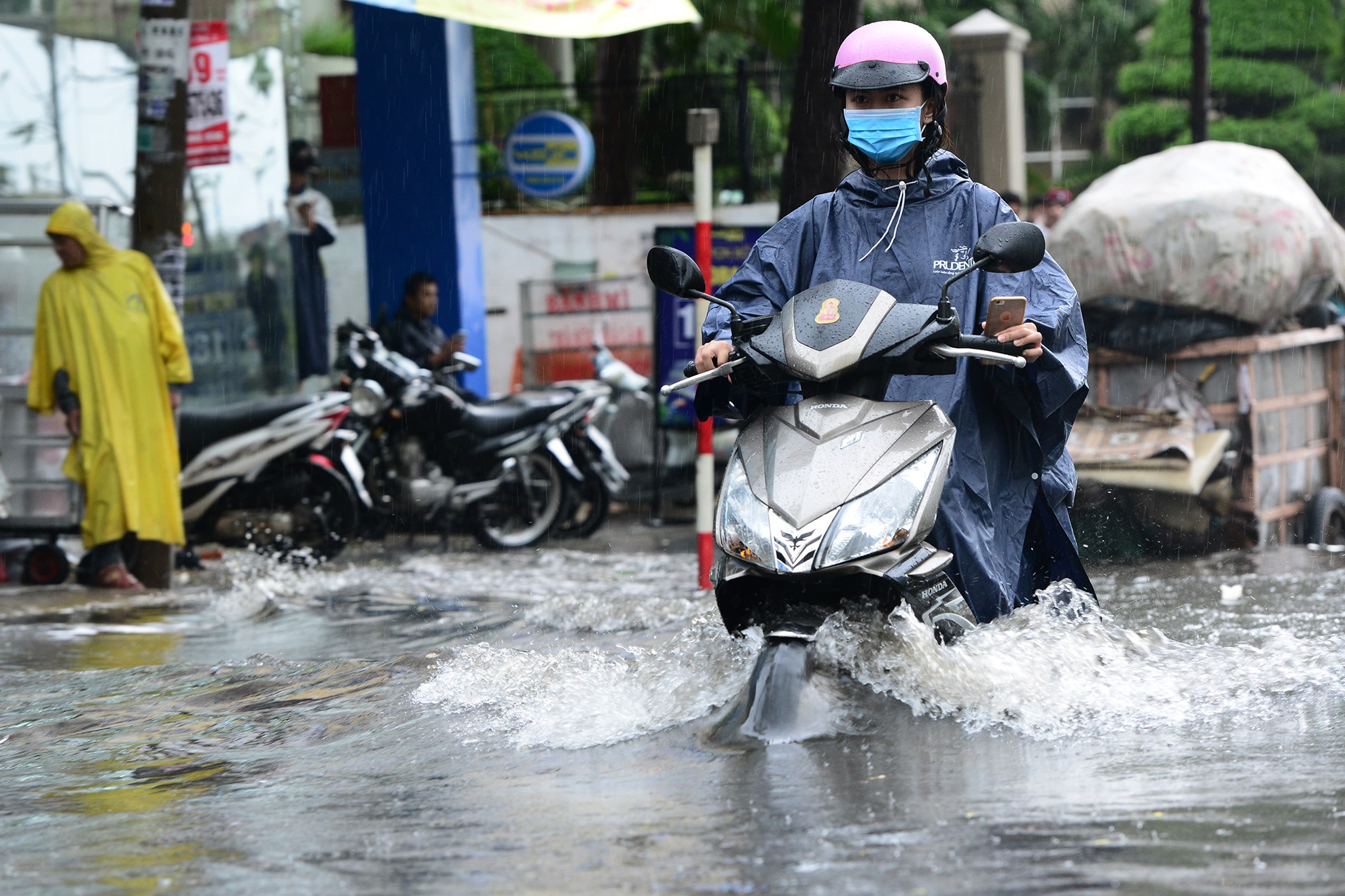 Duong Nguyen Huu Canh ngap sau sau mua lon o Sai Gon hinh anh