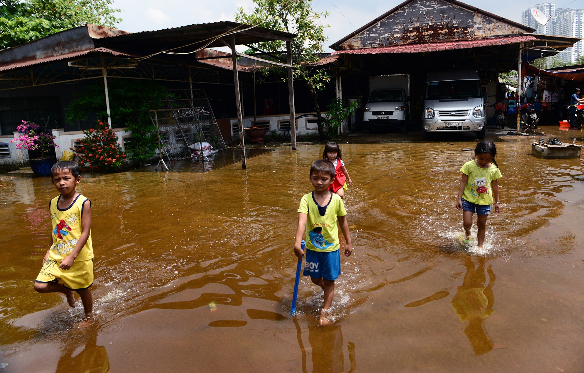 Canh nuoc ngap bao trum cu dan con bam tru o Thu Thiem hinh anh