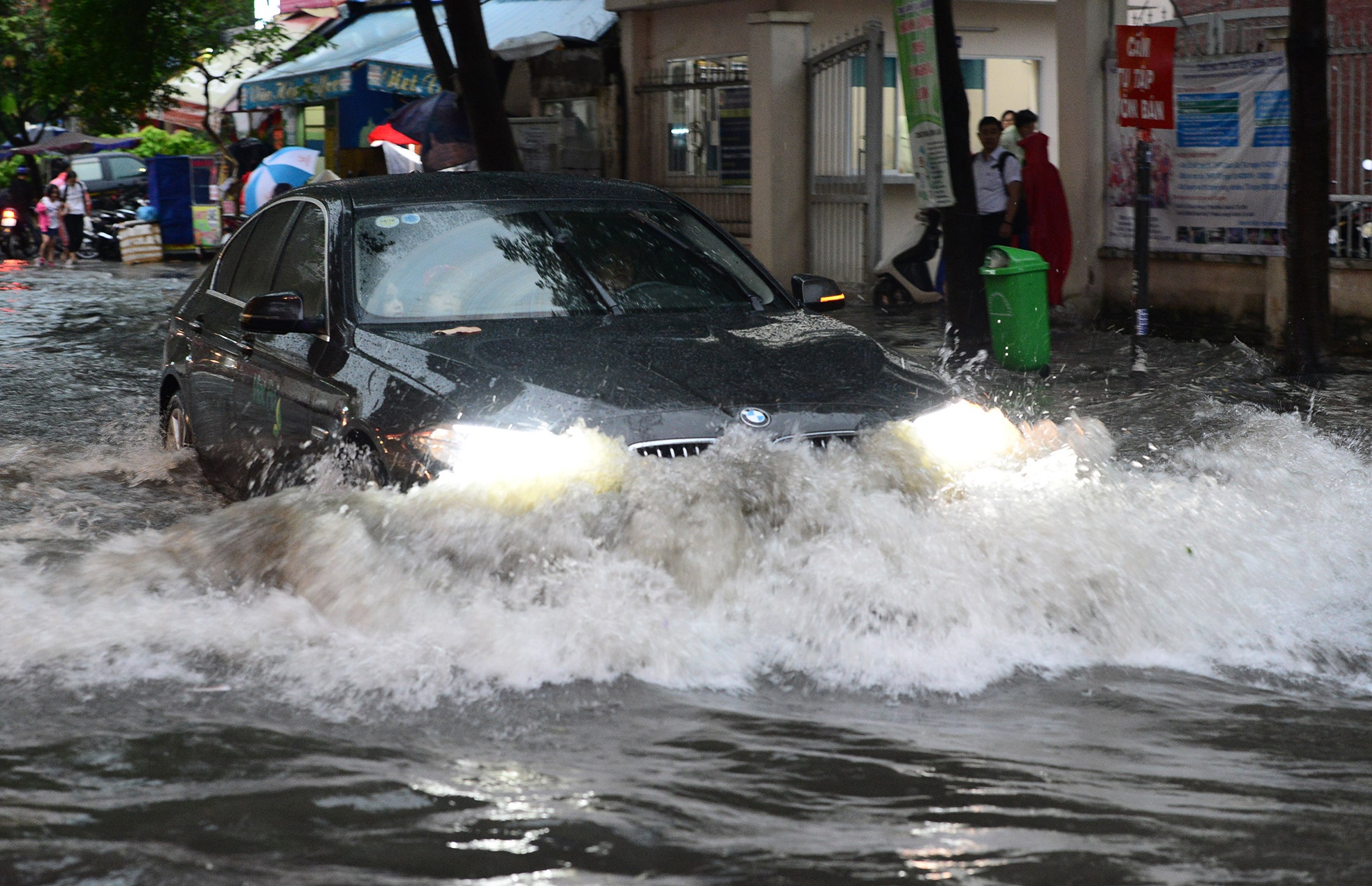 Nguoi Sai Gon bi bom loi mua o Thao Dien, quan 2 hinh anh