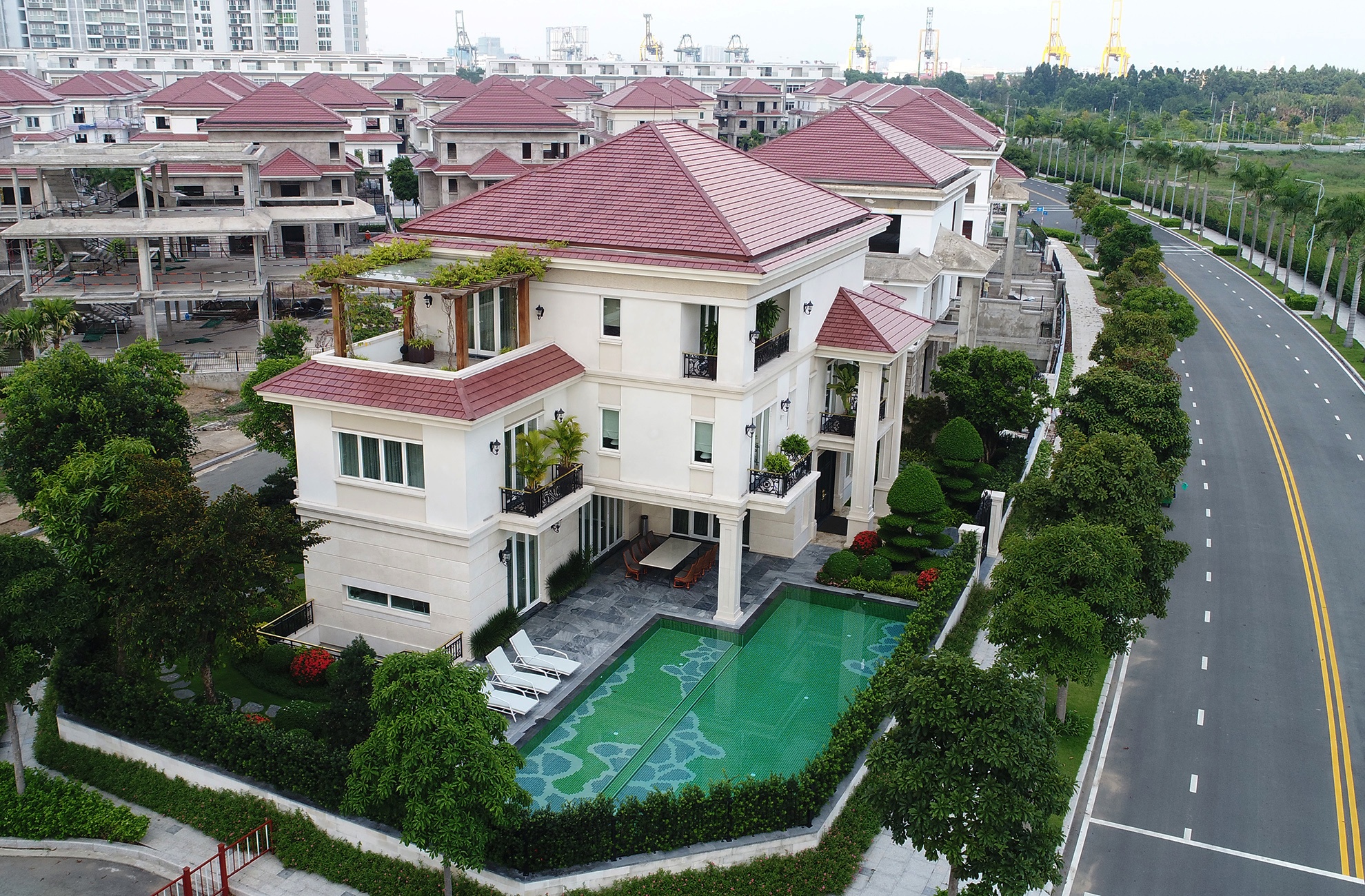 Khu do thi xa hoa doi lap nhung ngoi nha nat giua long Thu Thiem hinh anh