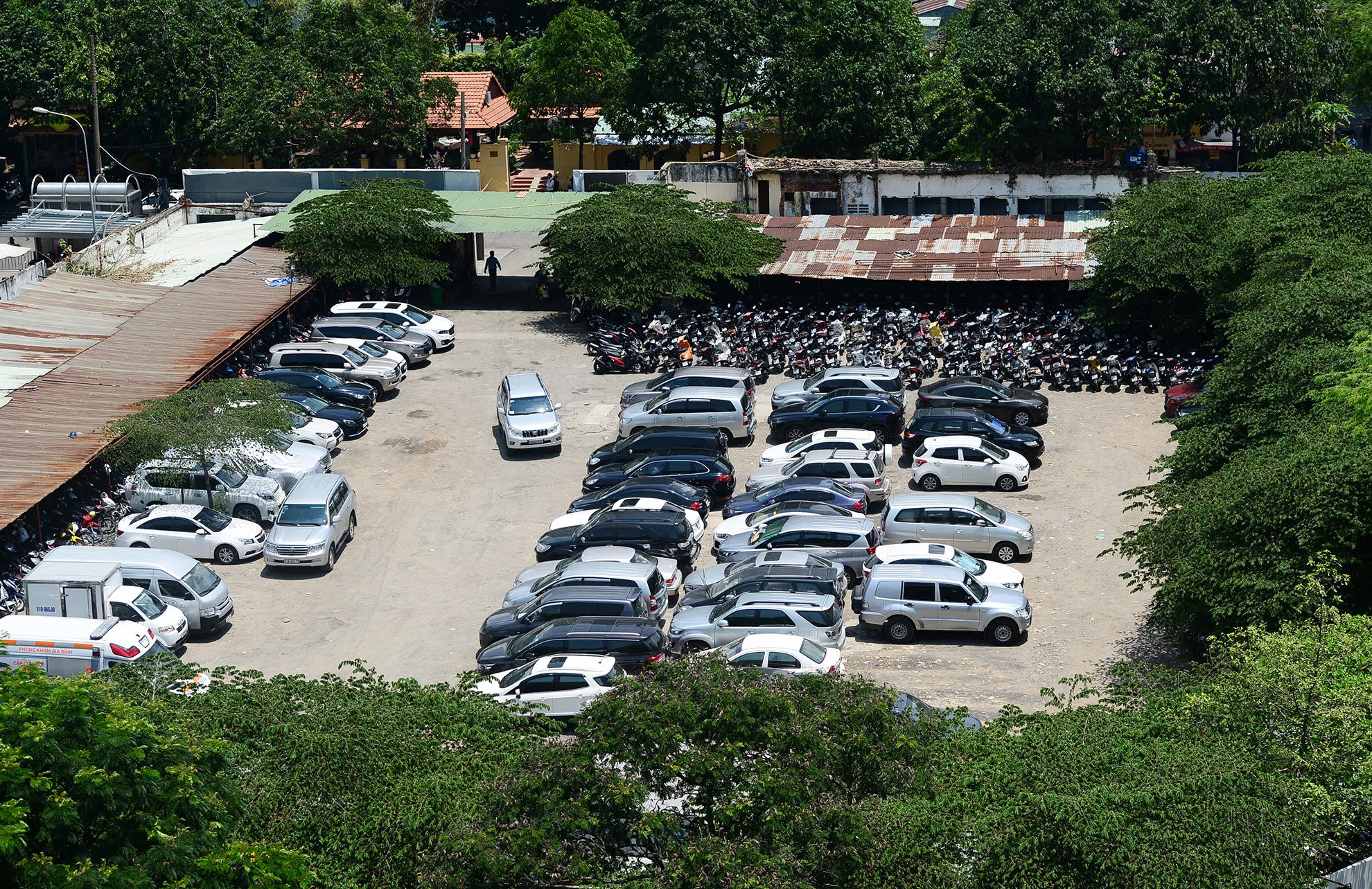 Can canh khu dat 3 mat tien gan 5.000 m2 bi ban re o trung tam Sai Gon hinh anh