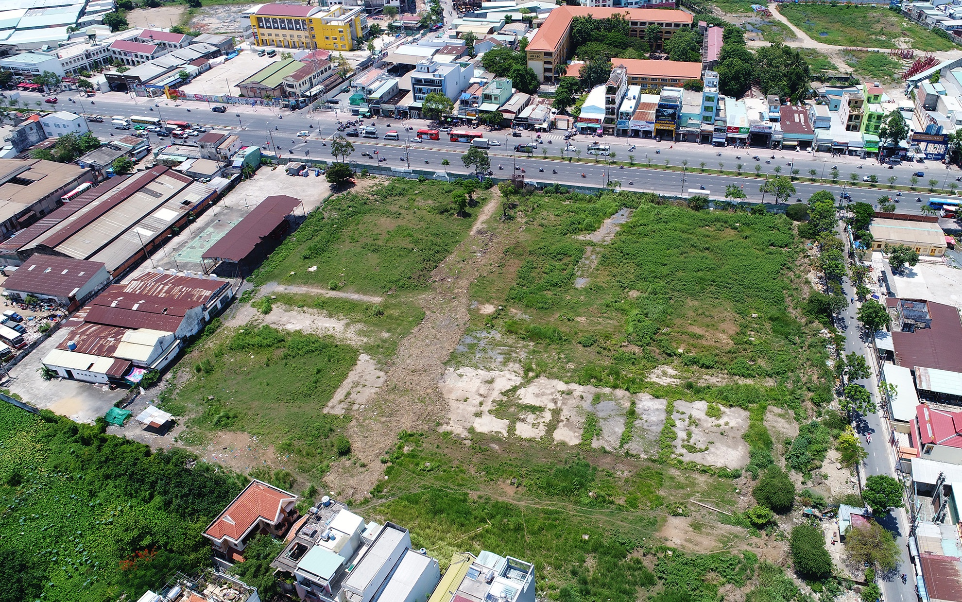 4 khu dat bo hoang ben duong Kinh Duong Vuong anh 1