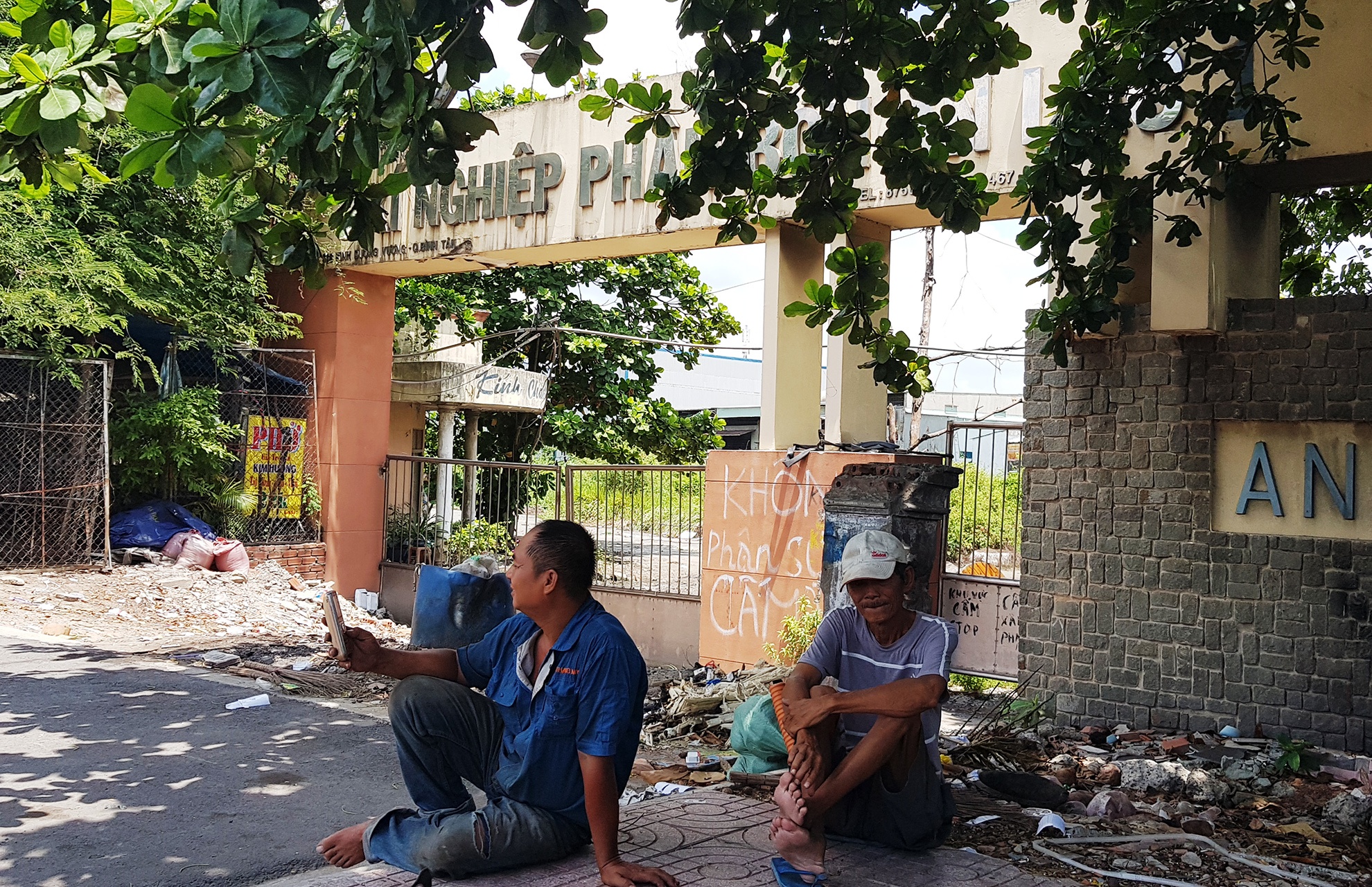 Dat cong thanh bai rac, phu co dai tren duong Kinh Duong Vuong hinh anh