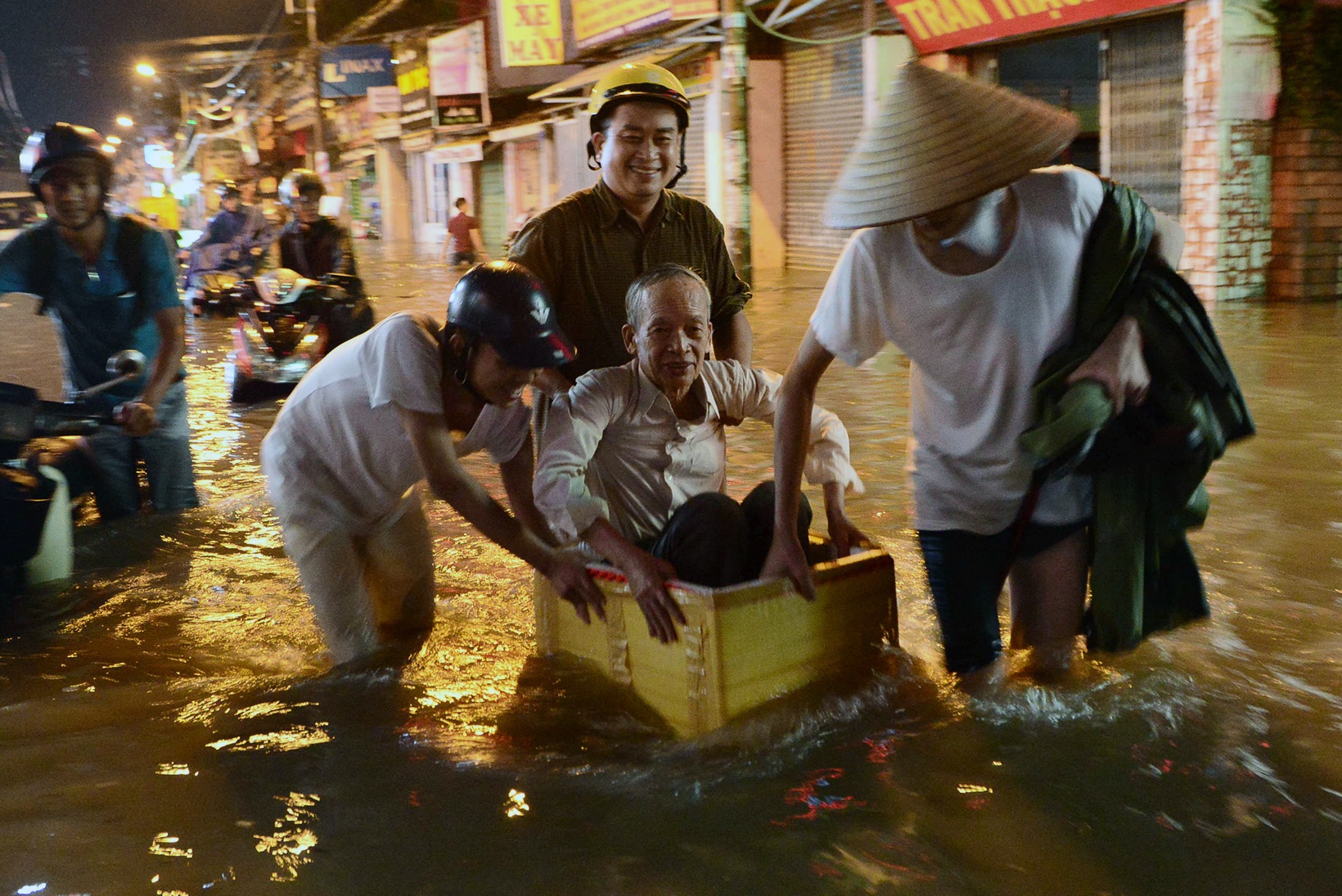 Nguoi Sai Gon loi nuoc ngap ngang bung, nga sap mat giua dem hinh anh
