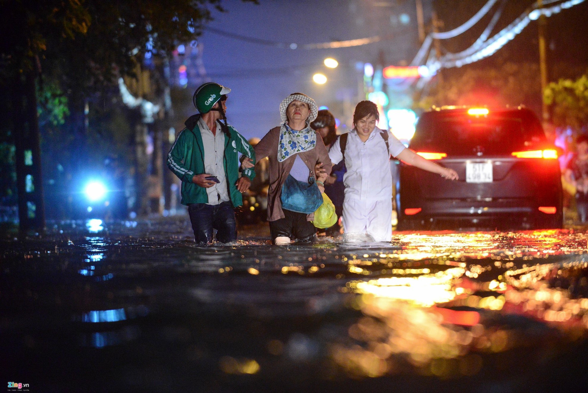 mưa lớn nhiều đường ở Sài Gòn ngập sâu ảnh 7 mua lon nhieu duong o Sai Gon ngap sau anh 7