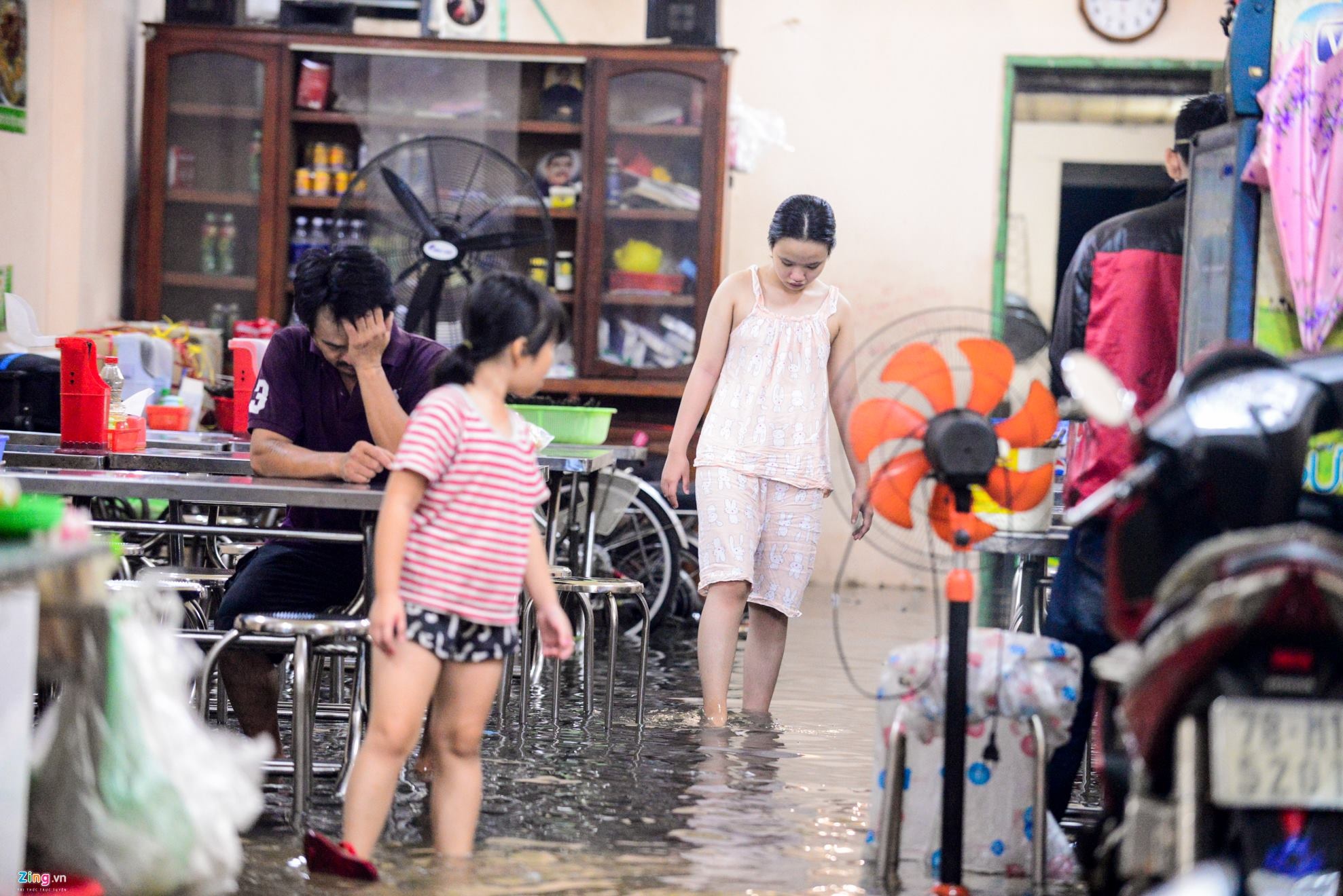 mưa lớn nhiều đường ở Sài Gòn ngập sâu ảnh 14 mua lon nhieu duong o Sai Gon ngap sau anh 14