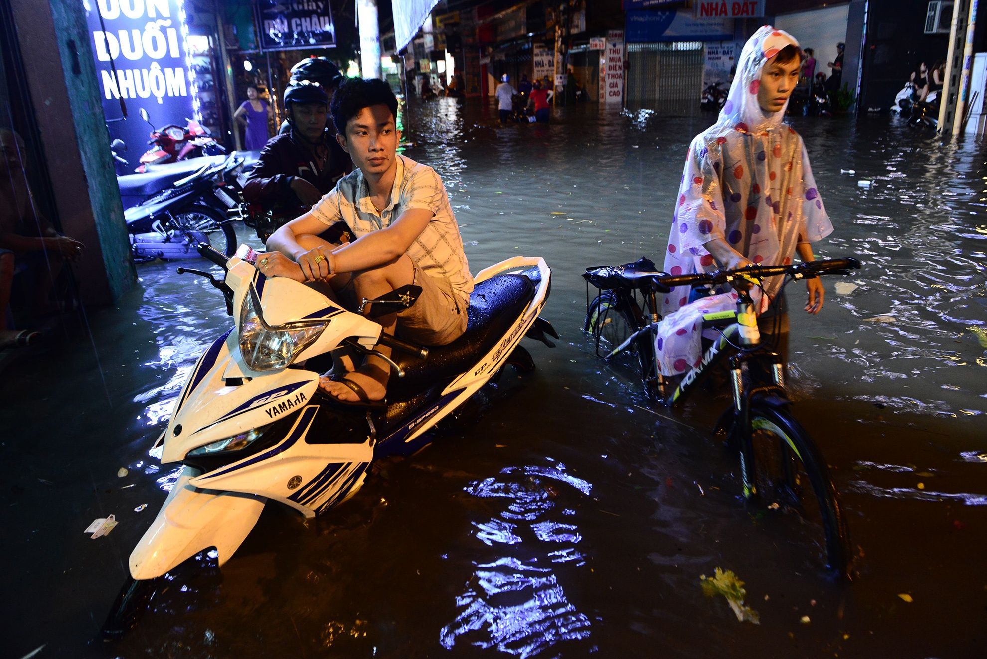 mua lon nhieu duong o Sai Gon ngap sau anh 16