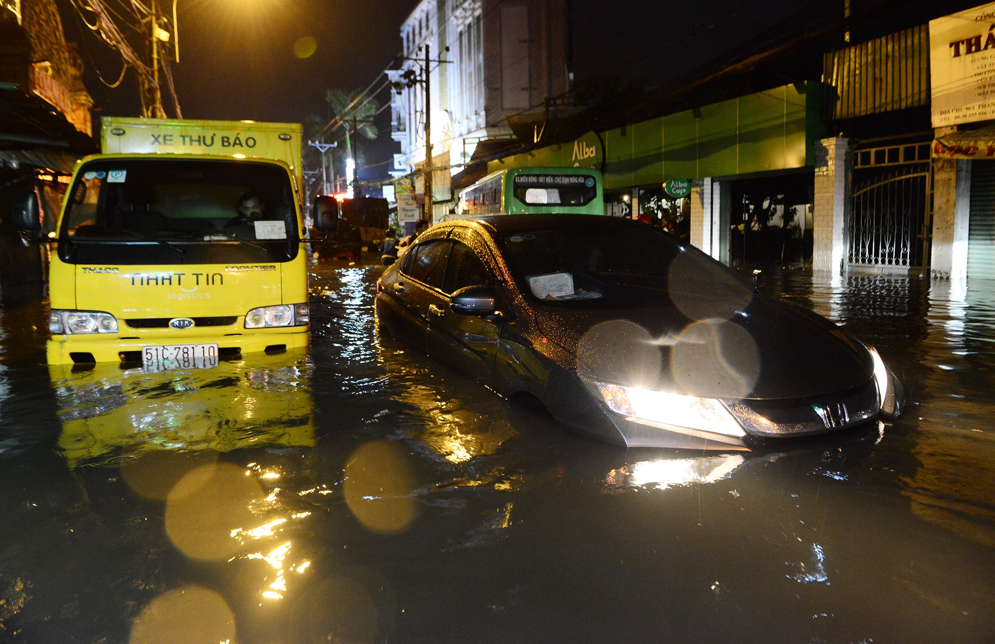 mua lon nhieu duong o Sai Gon ngap sau anh 9