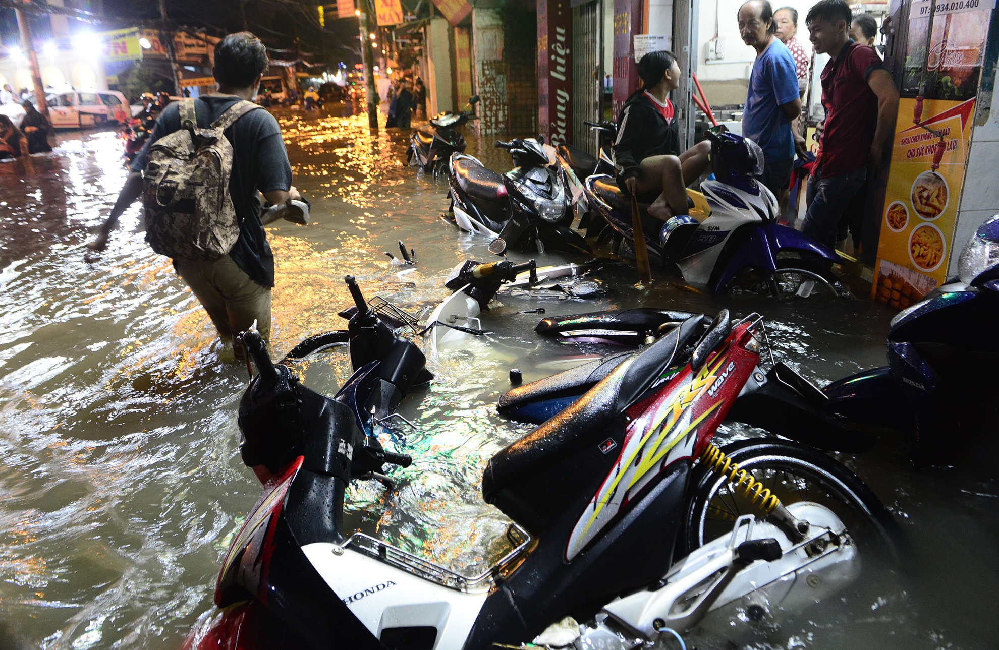 mua lon nhieu duong o Sai Gon ngap sau anh 3