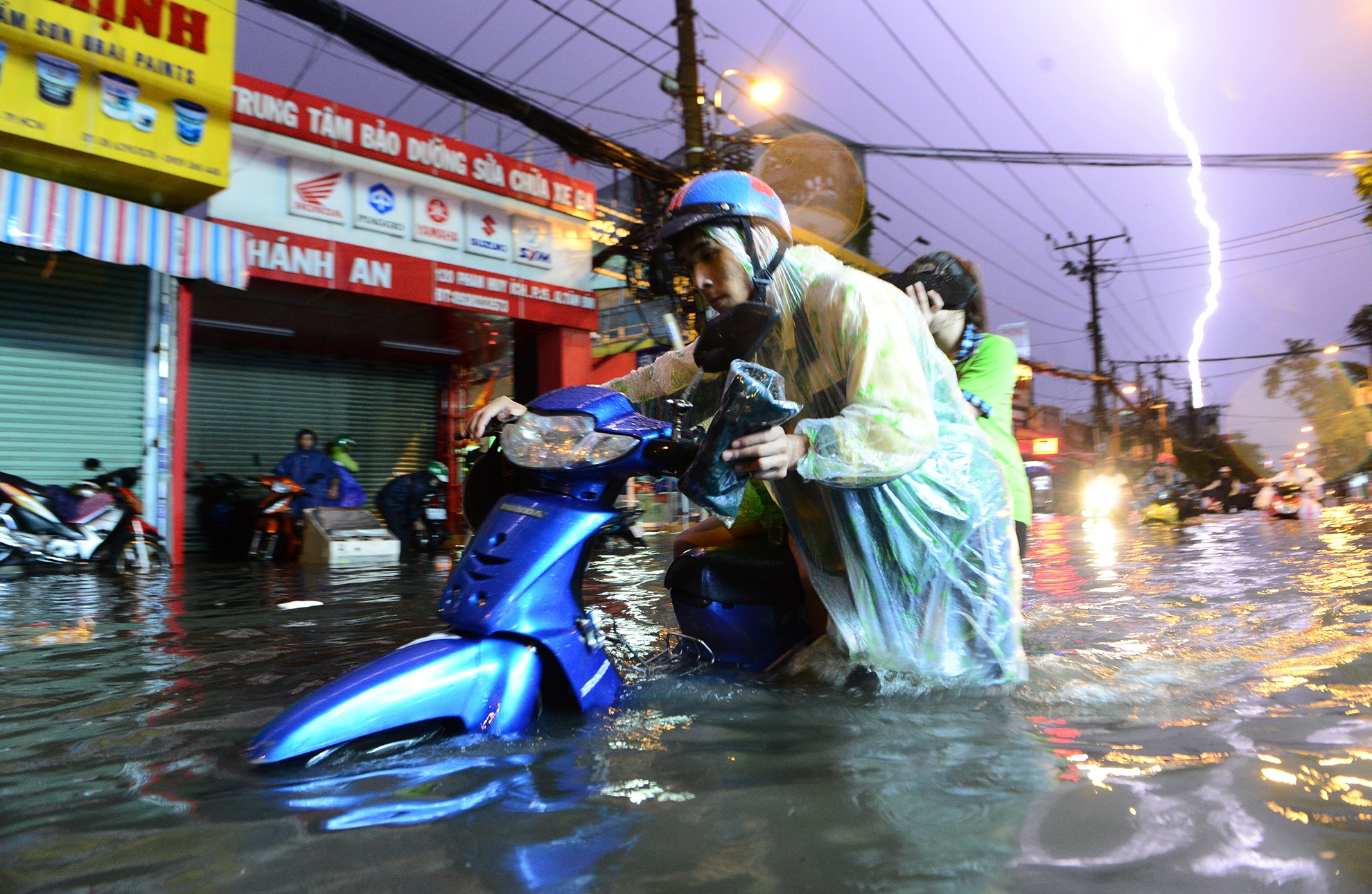 mua lon nhieu duong o Sai Gon ngap sau anh 1