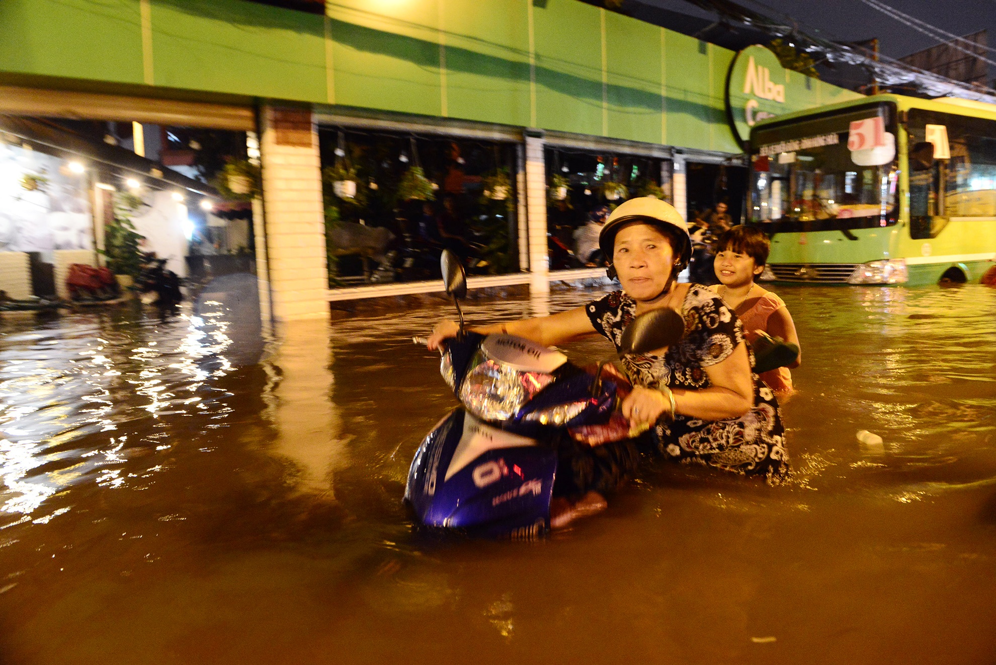 mua lon nhieu duong o Sai Gon ngap sau anh 2