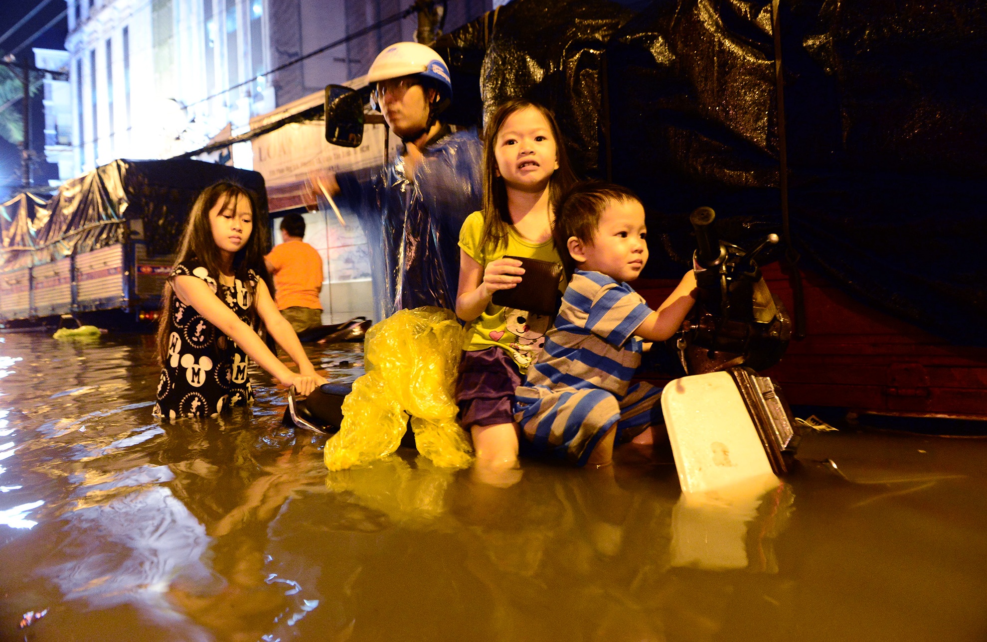mua lon nhieu duong o Sai Gon ngap sau anh 5