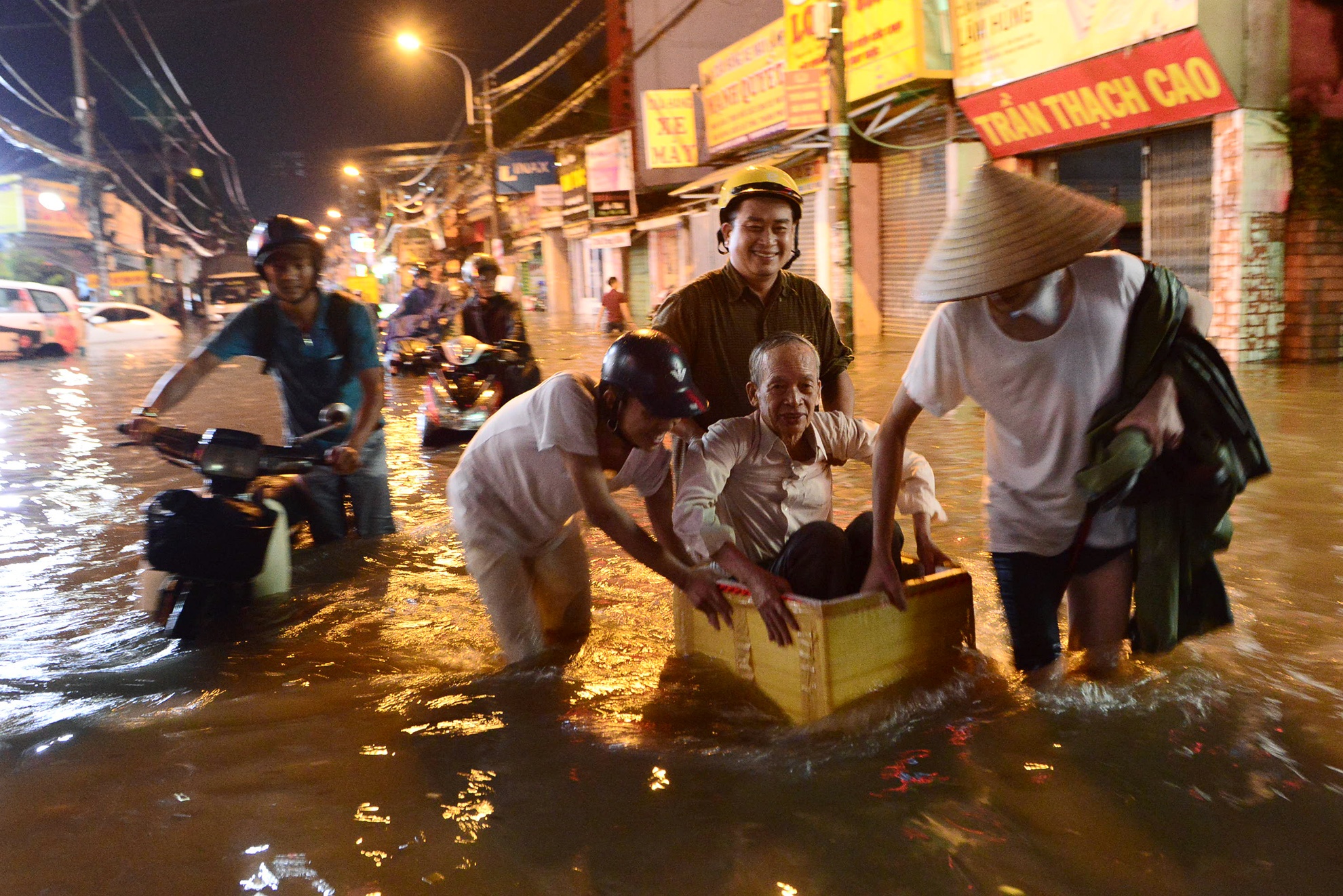 mua lon nhieu duong o Sai Gon ngap sau anh 6