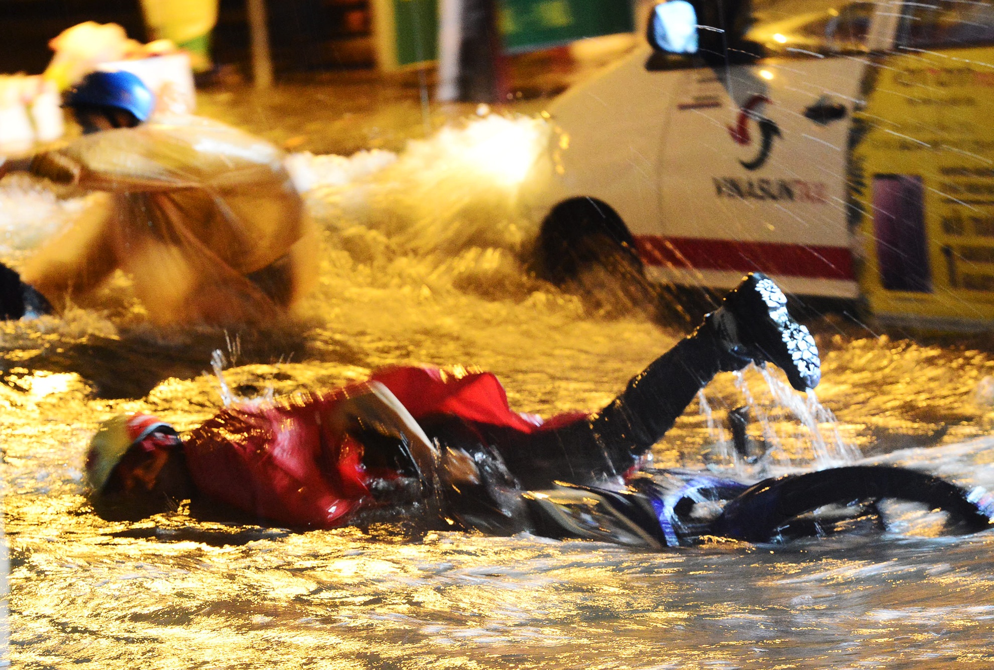 mua lon nhieu duong o Sai Gon ngap sau anh 4