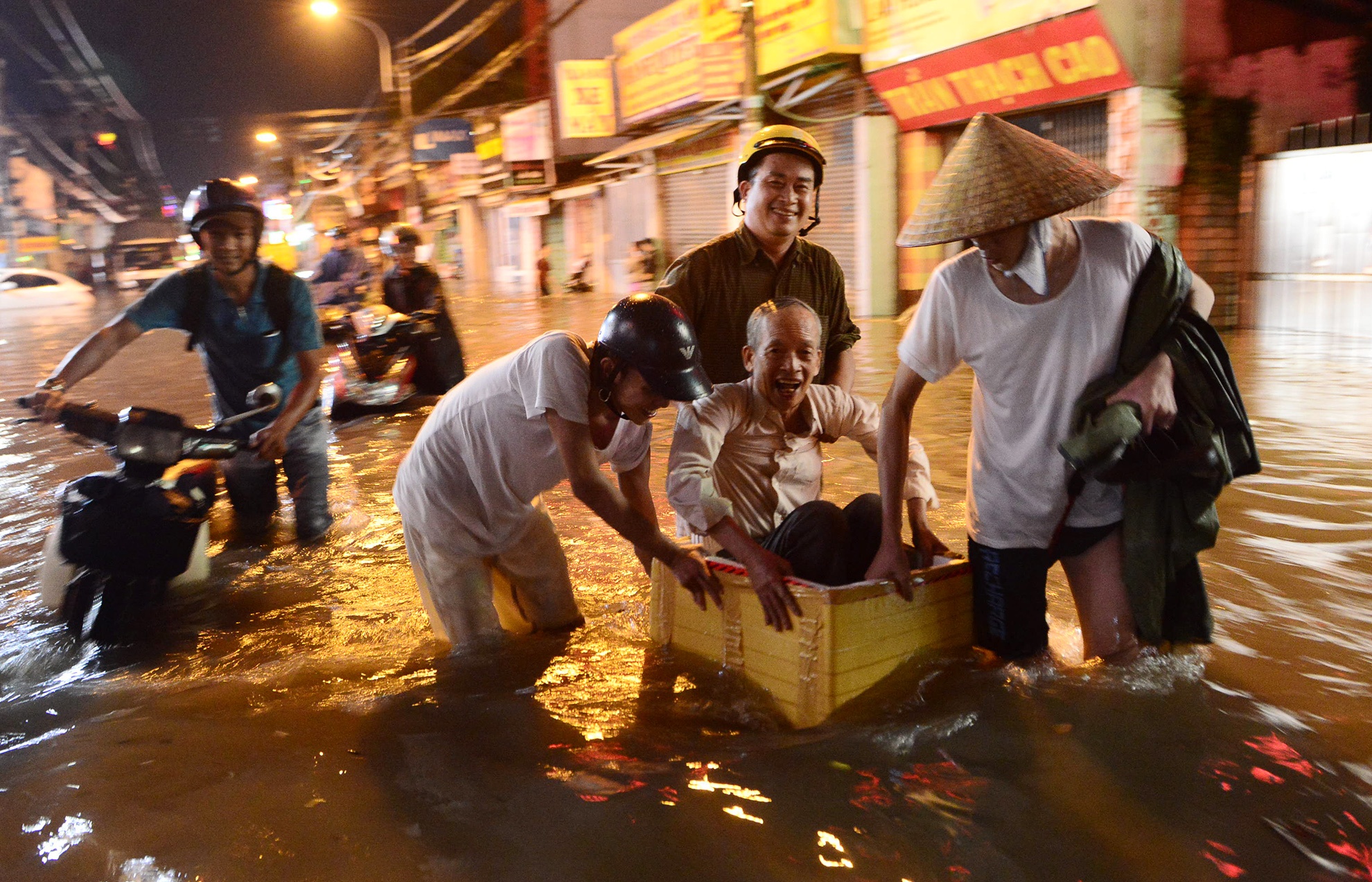 Nguoi Sai Gon loi bi bom giua dem sau mua lon hinh anh