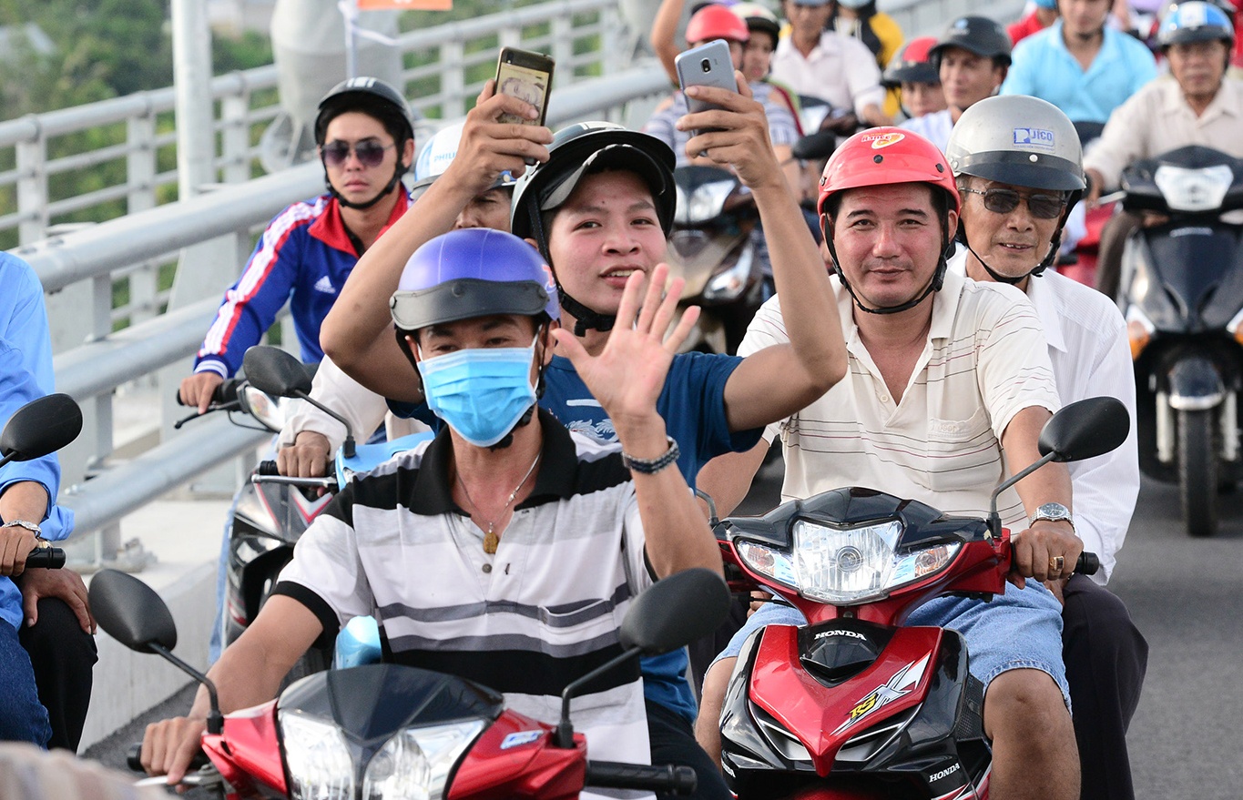 Dong nguoi un un len cay cau moi o Dong Thap di thu va chup anh hinh anh