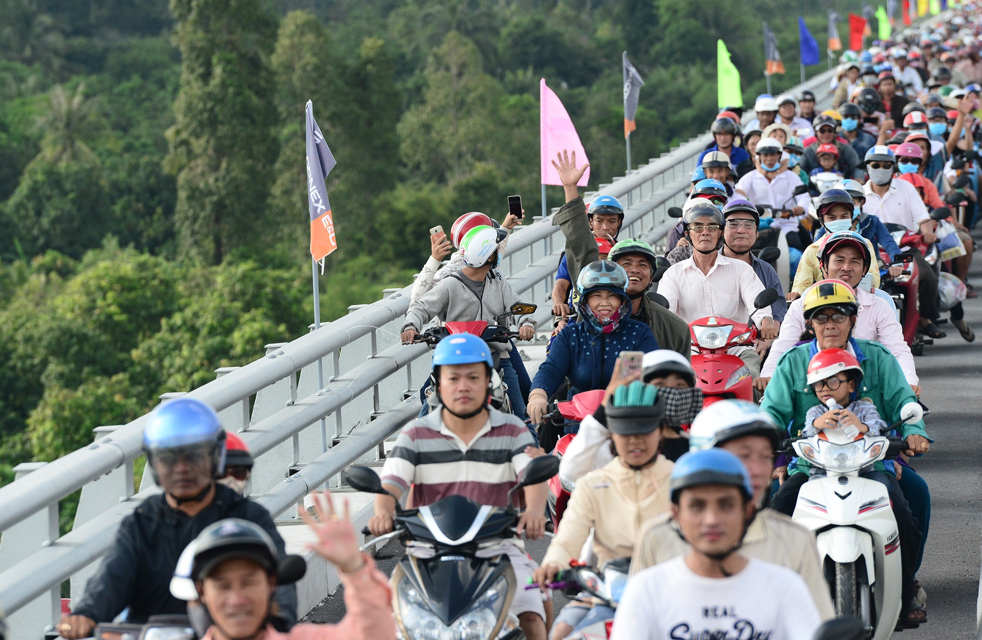 Nguoi, xe chat kin cau 3.000 ty o mien Tay hinh anh