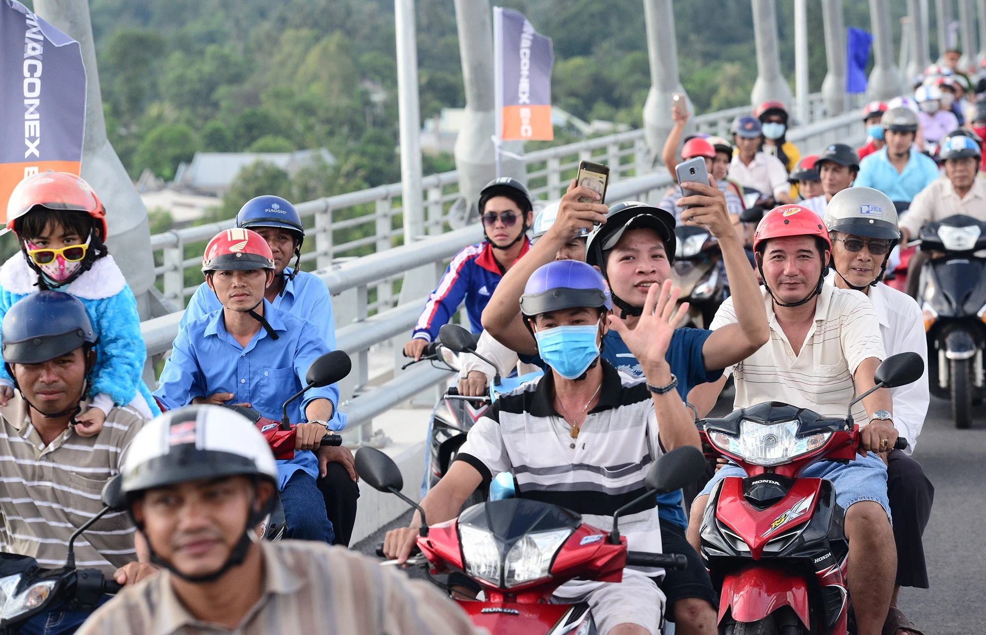 hang nghin nguoi mien Tay dao cau Cao Lanh anh 9
