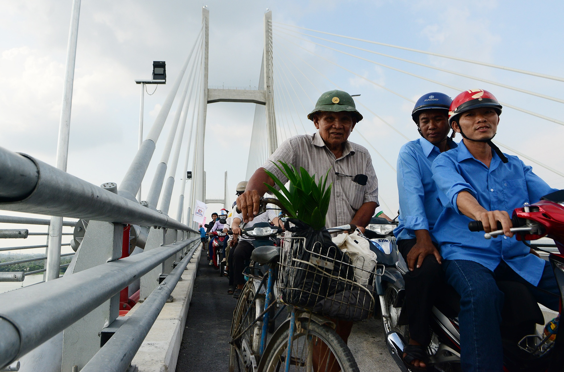 hang nghin nguoi mien Tay dao cau Cao Lanh anh 10