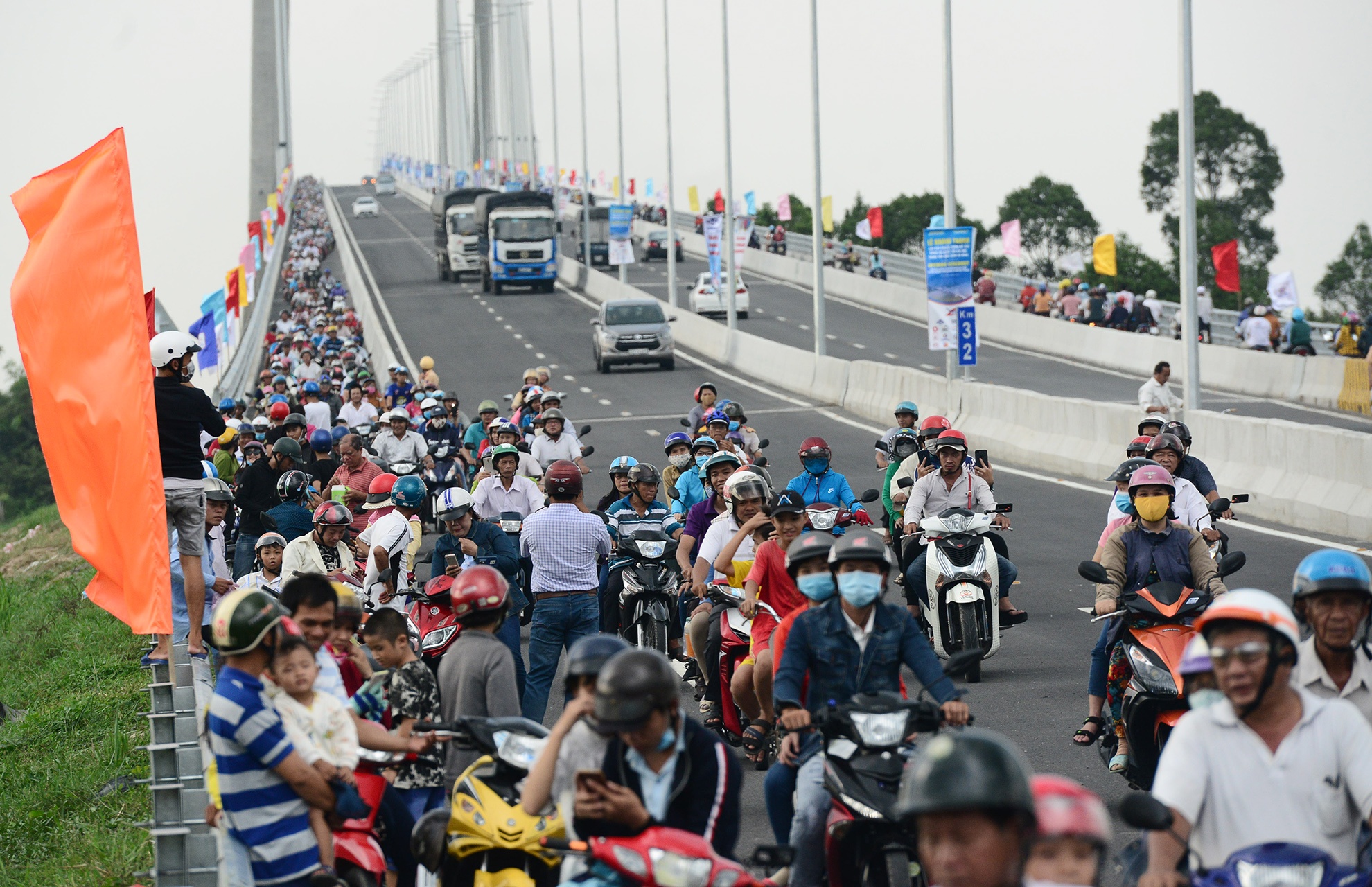 hang nghin nguoi mien Tay dao cau Cao Lanh anh 11