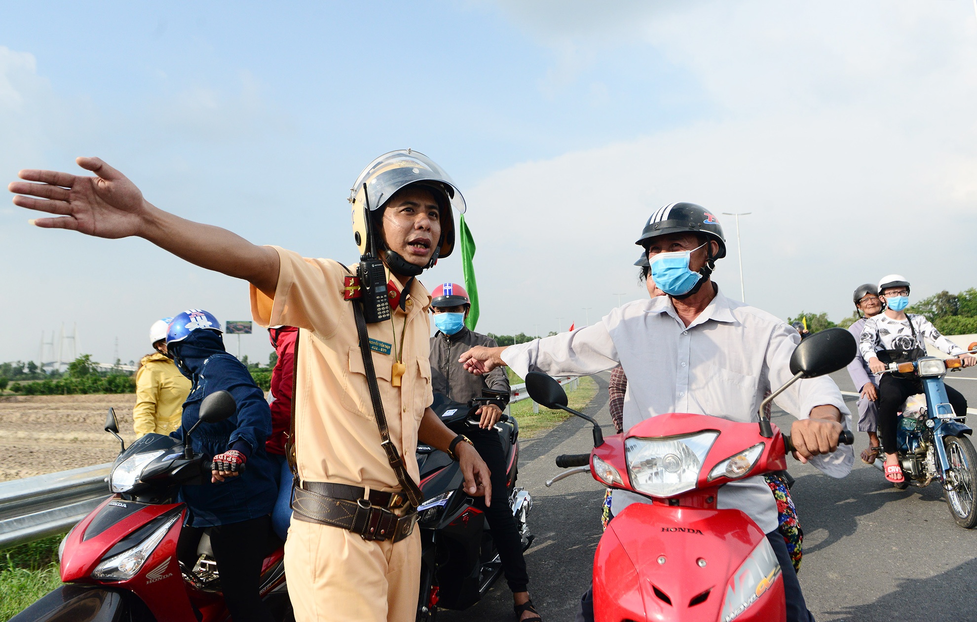 hang nghin nguoi mien Tay dao cau Cao Lanh anh 13