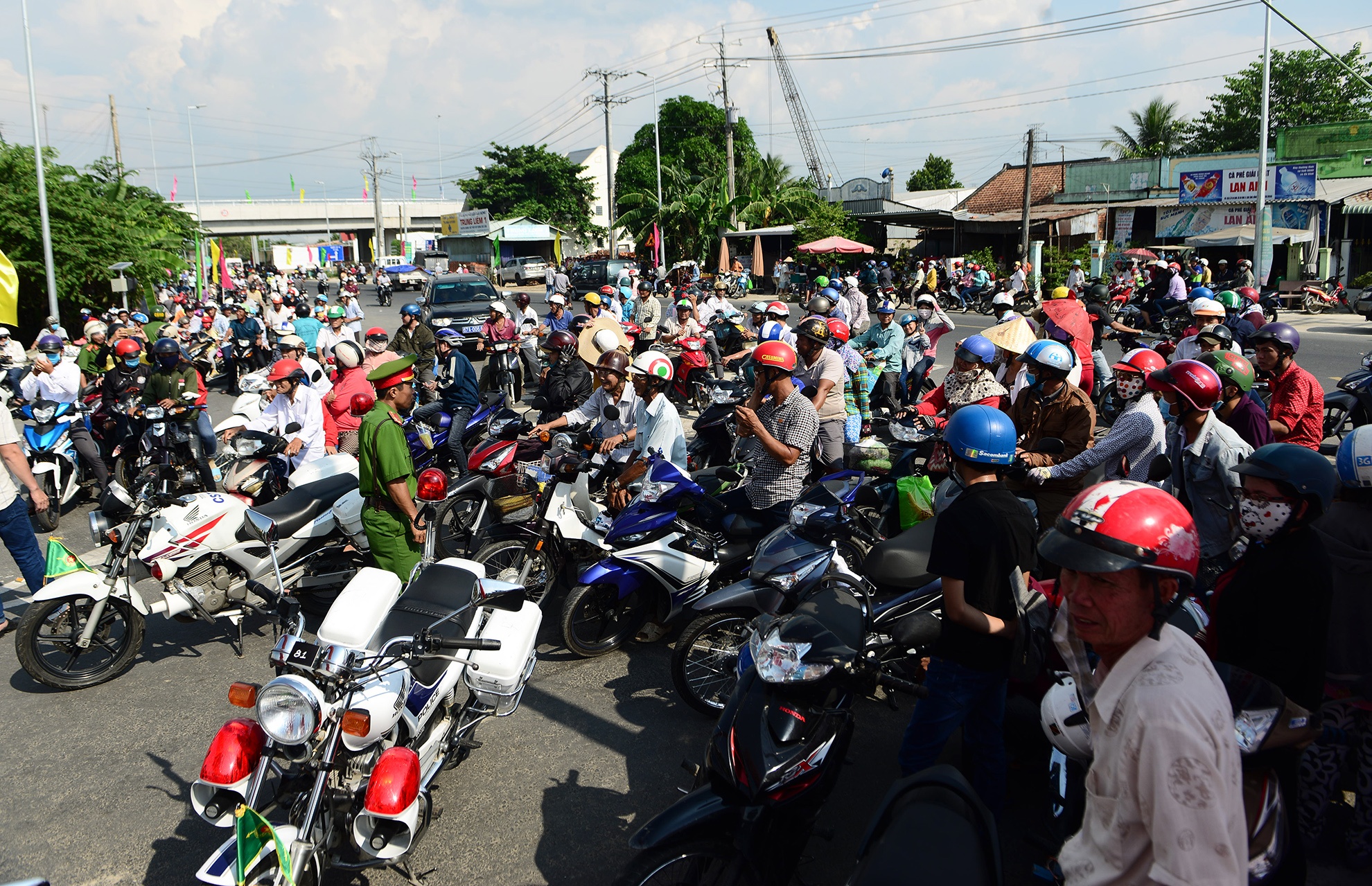 hang nghin nguoi mien Tay dao cau Cao Lanh anh 1