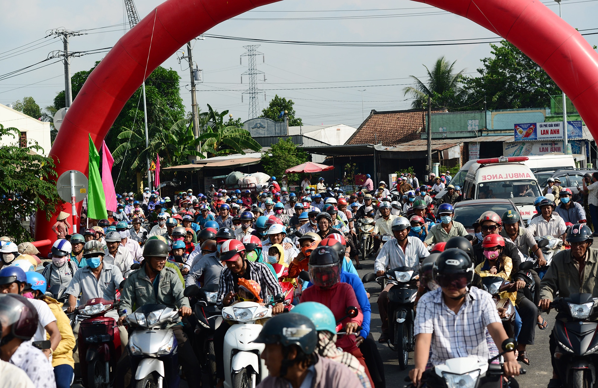 hang nghin nguoi mien Tay dao cau Cao Lanh anh 3