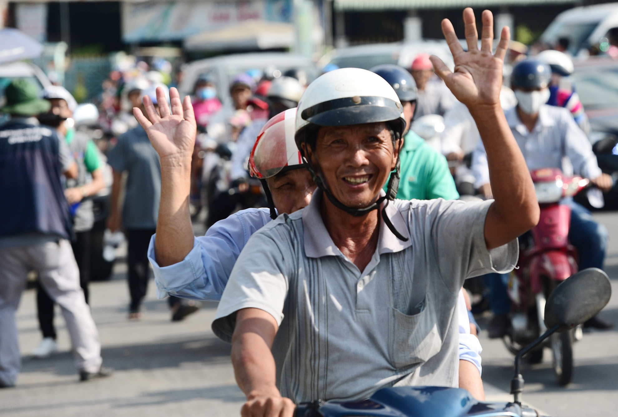hang nghin nguoi mien Tay dao cau Cao Lanh anh 4