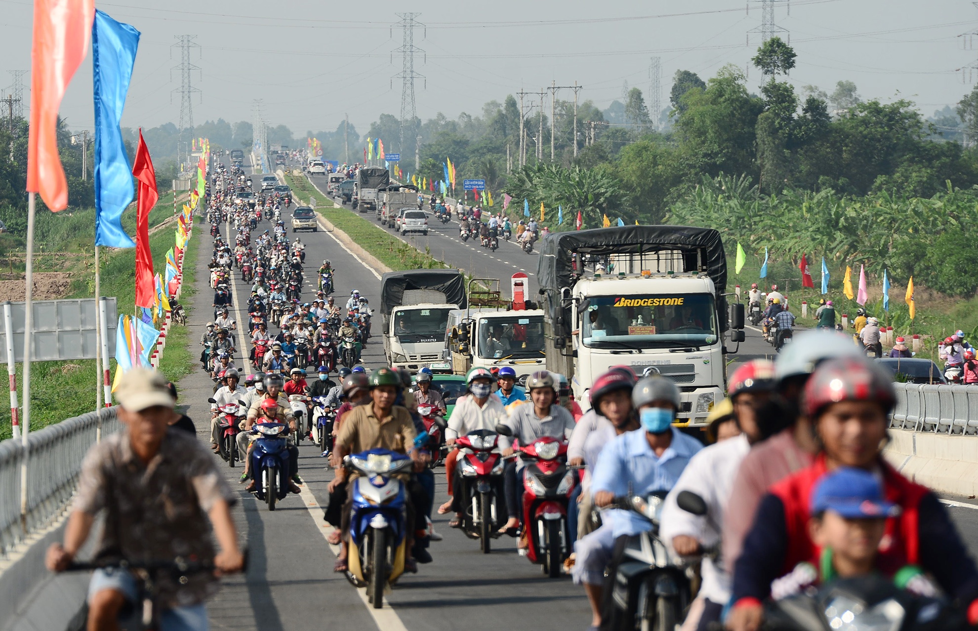 hang nghin nguoi mien Tay dao cau Cao Lanh anh 5
