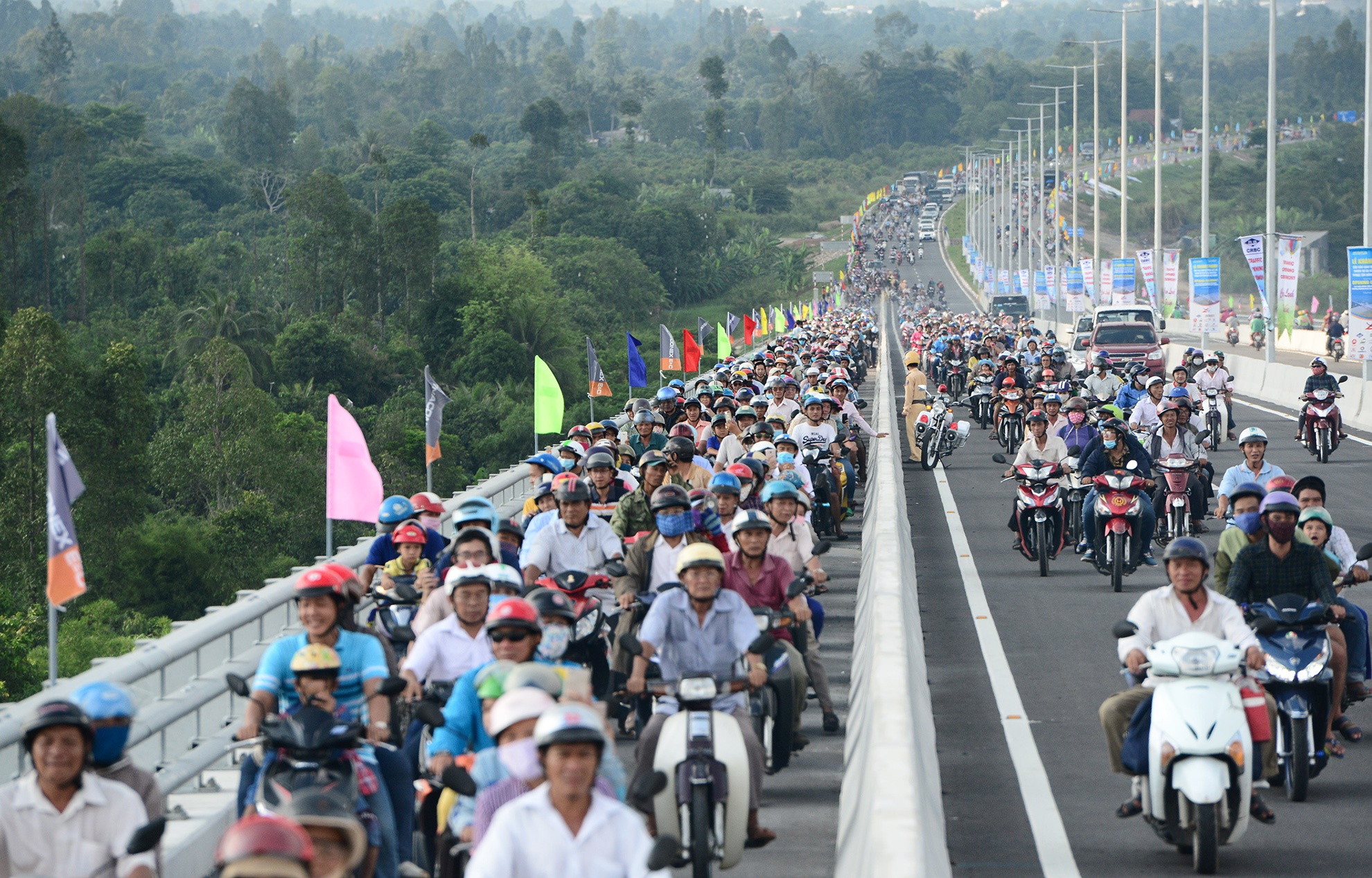 hang nghin nguoi mien Tay dao cau Cao Lanh anh 6