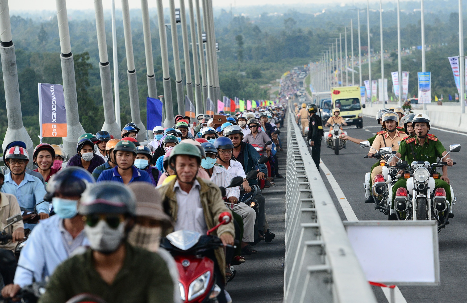hang nghin nguoi mien Tay dao cau Cao Lanh anh 7